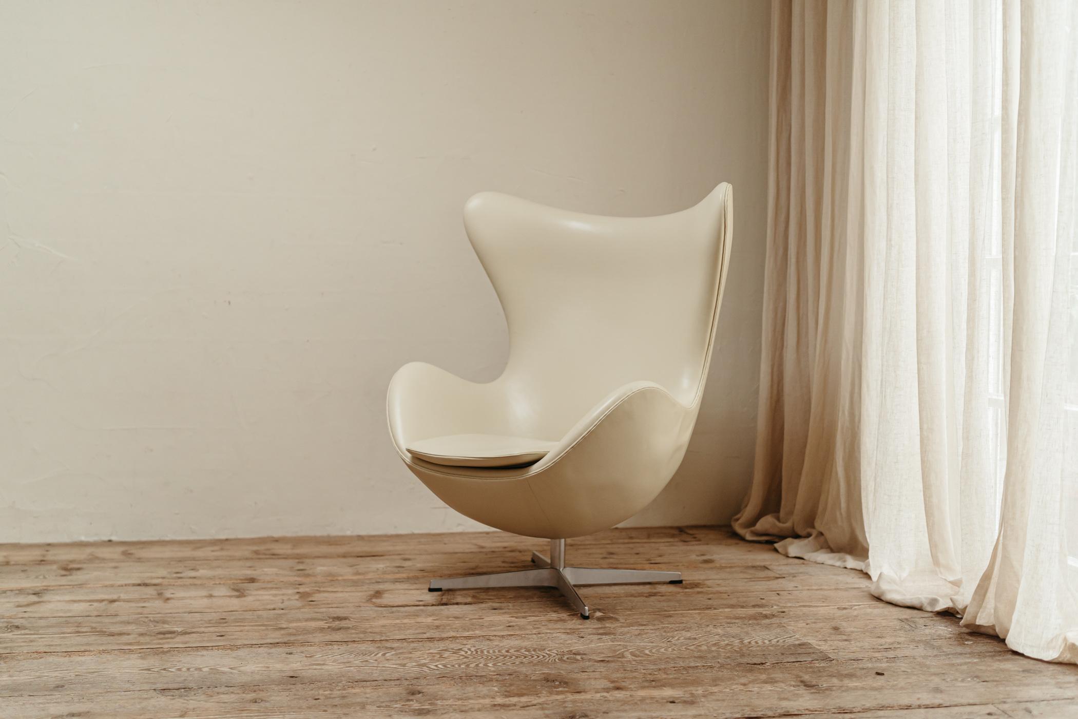 Dies ist der Egg, Modell 3316, entworfen von Arne Jacobsen und hergestellt von Fritz Hansen. Der Stuhl hat eine neue Polsterung in cremefarbenem Leder, in sehr gutem Zustand.