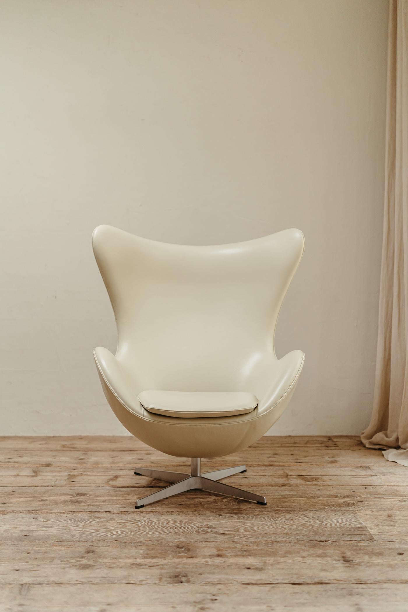 Aluminum Egg Chair by Arne Jacobsen for Fritz Hansen For Sale