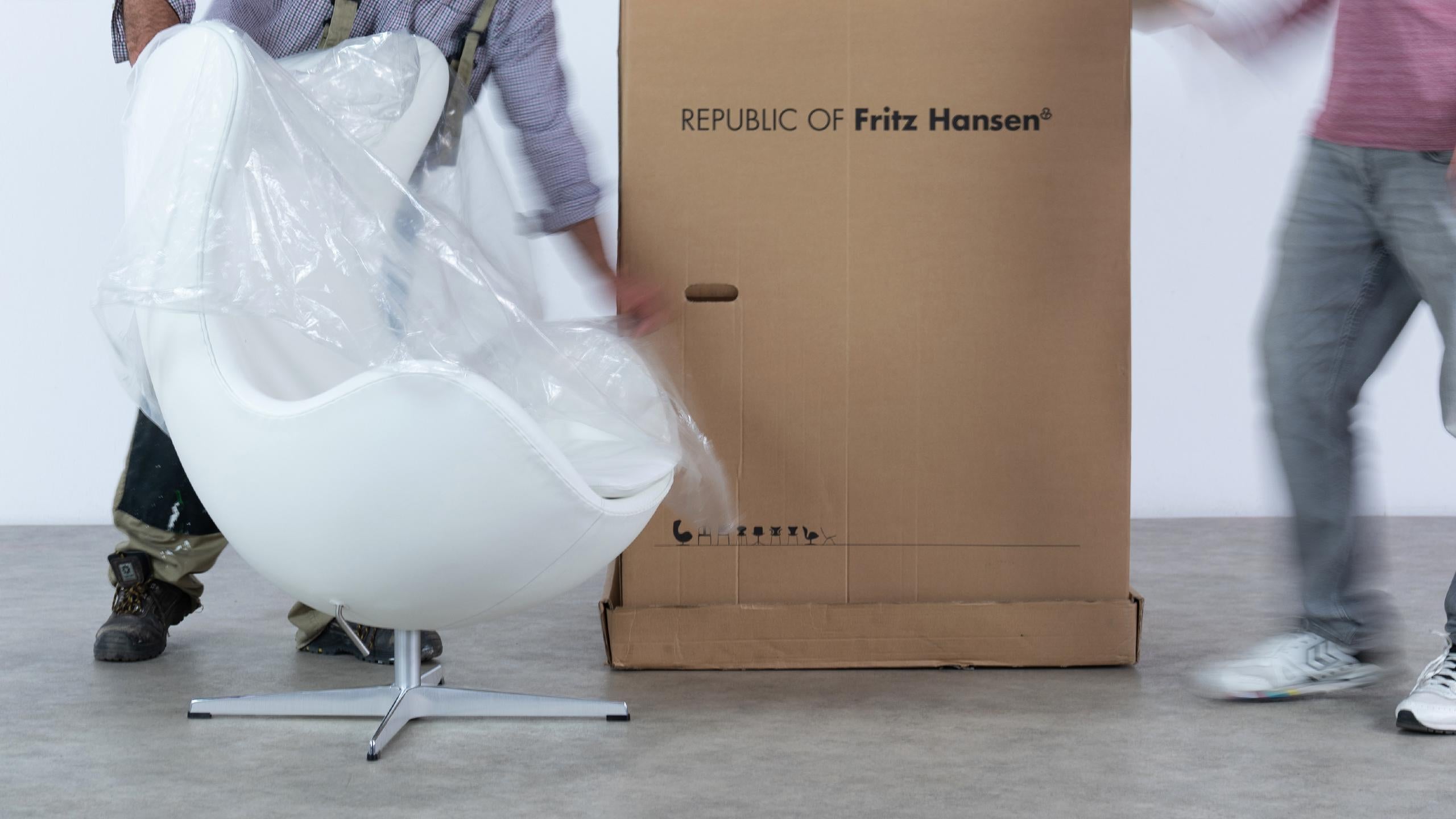 Egg Chair by Arne Jacobsen for Fritz Hansen in White Leather, 2018 Fritz Hansen 4