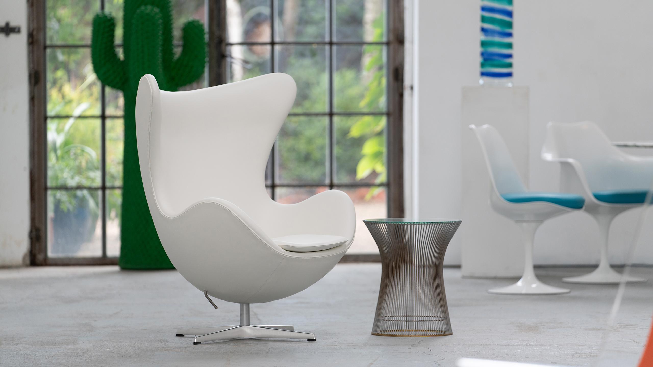 Egg Chair by Arne Jacobsen for Fritz Hansen in White Leather, 2018 Fritz Hansen 5