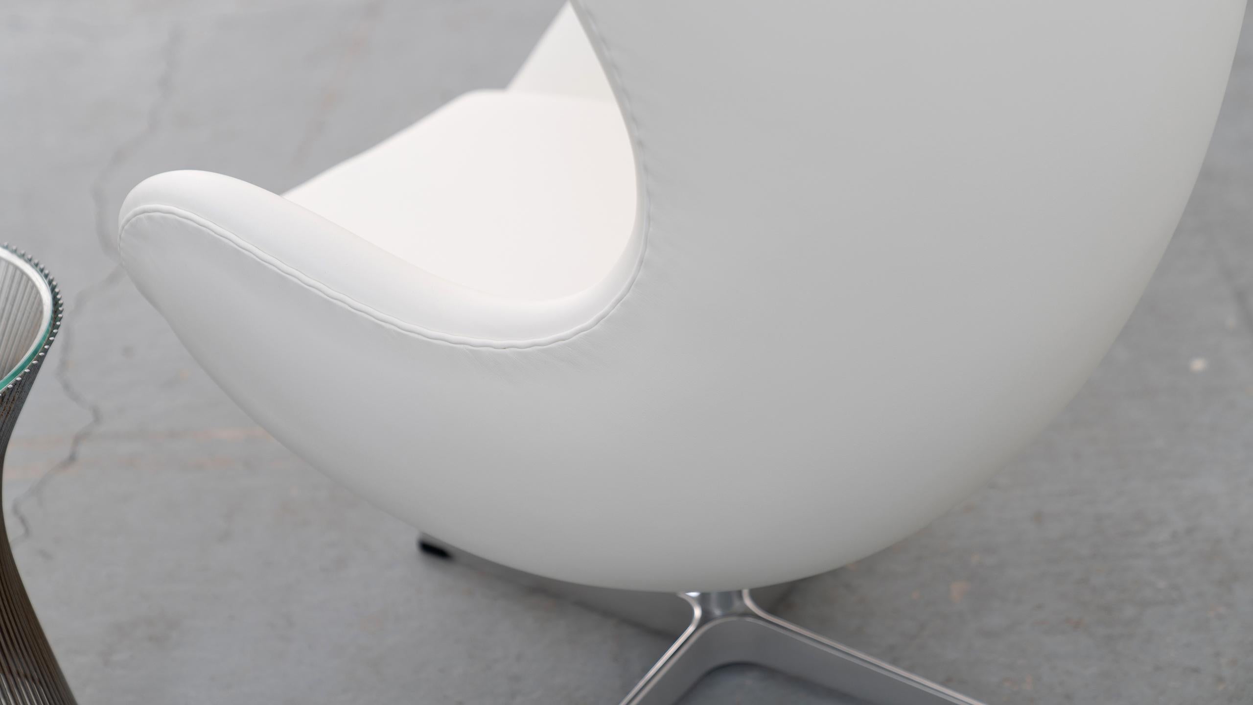 Contemporary Egg Chair by Arne Jacobsen for Fritz Hansen in White Leather, 2018 Fritz Hansen