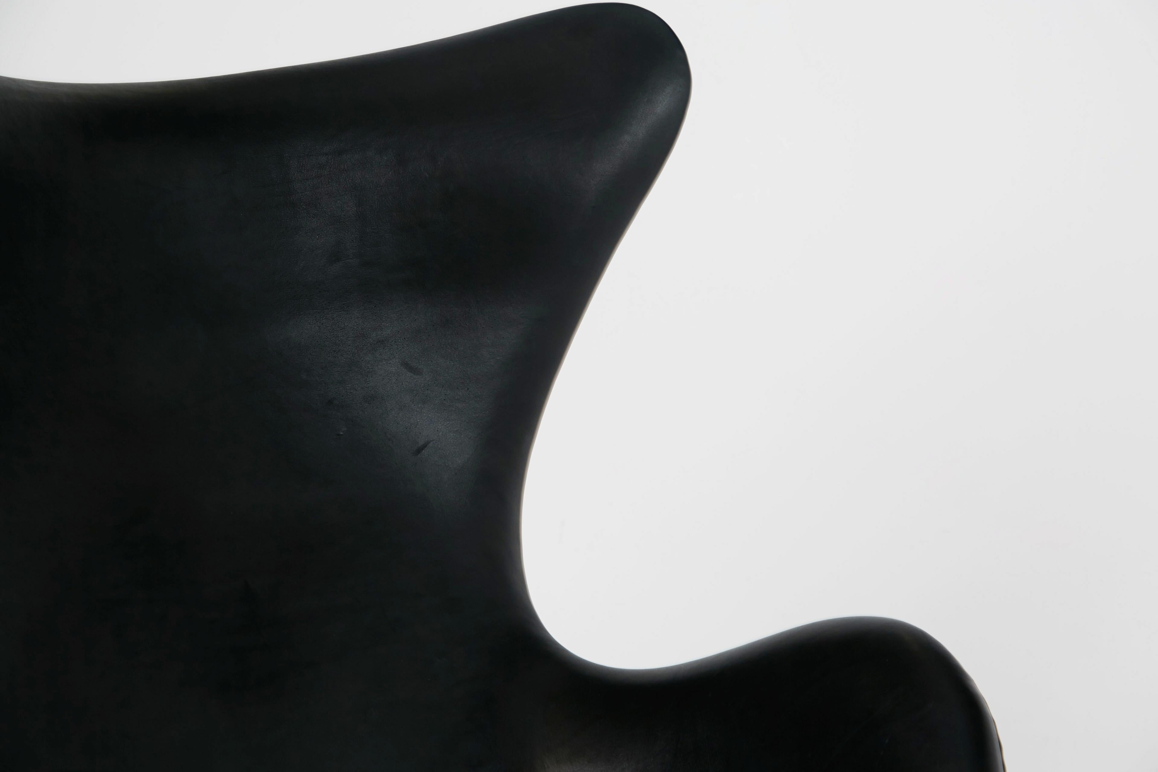 Egg Chair by Arne Jacobson for Fritz Hansen in Black Elegance Leather with Tilt 2