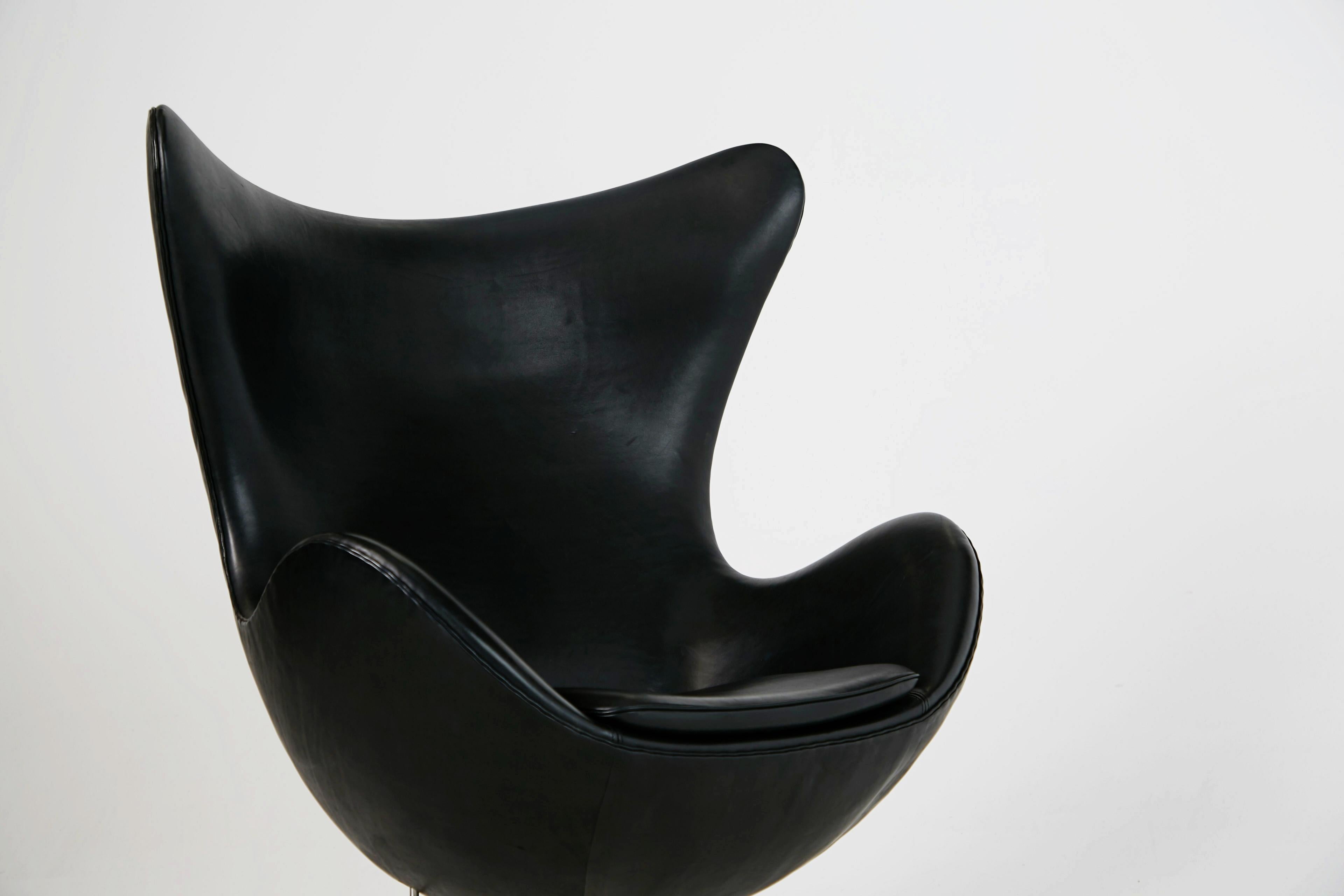 Egg Chair by Arne Jacobson for Fritz Hansen in Black Elegance Leather with Tilt 3