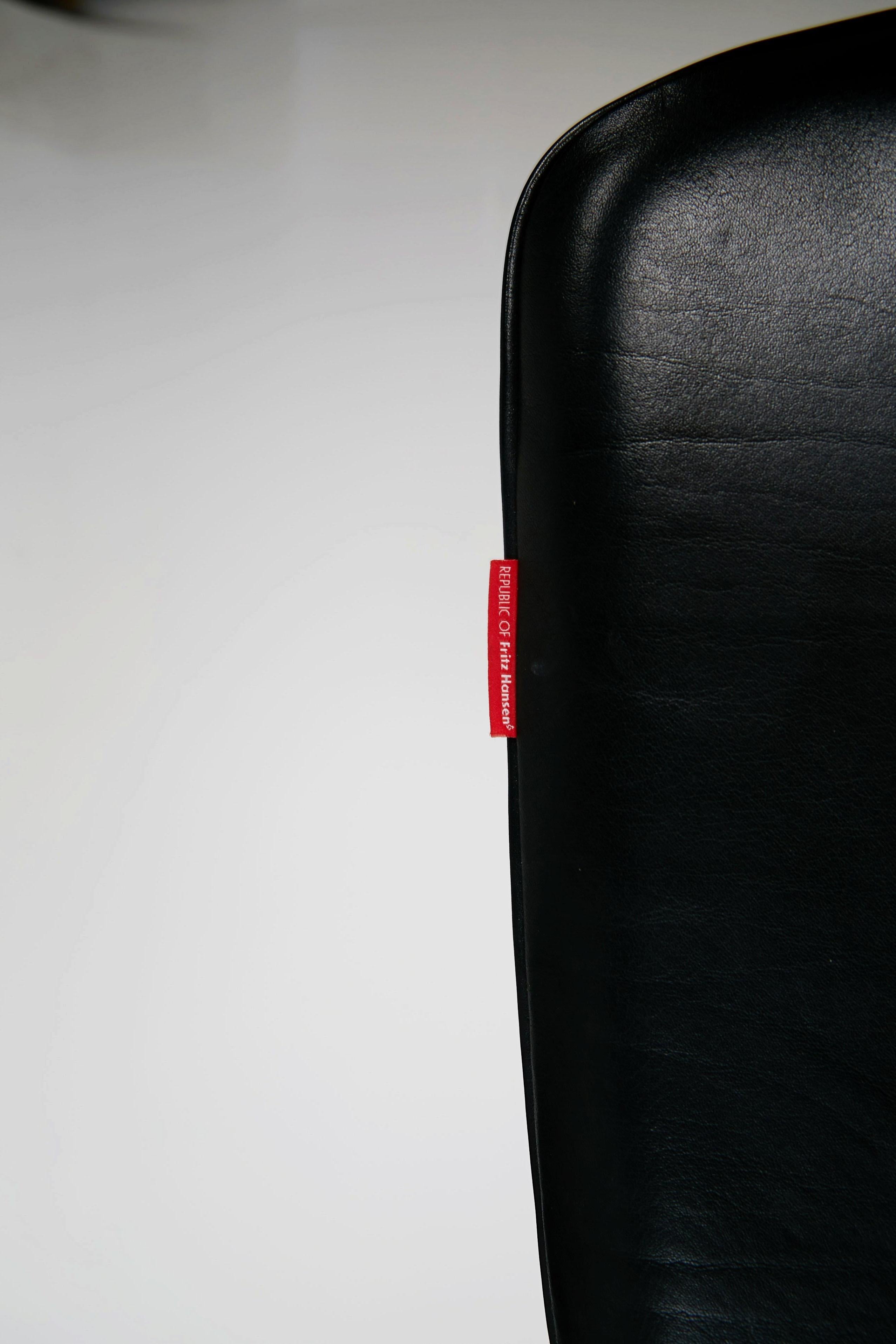 Egg Chair by Arne Jacobson for Fritz Hansen in Black Elegance Leather with Tilt 5