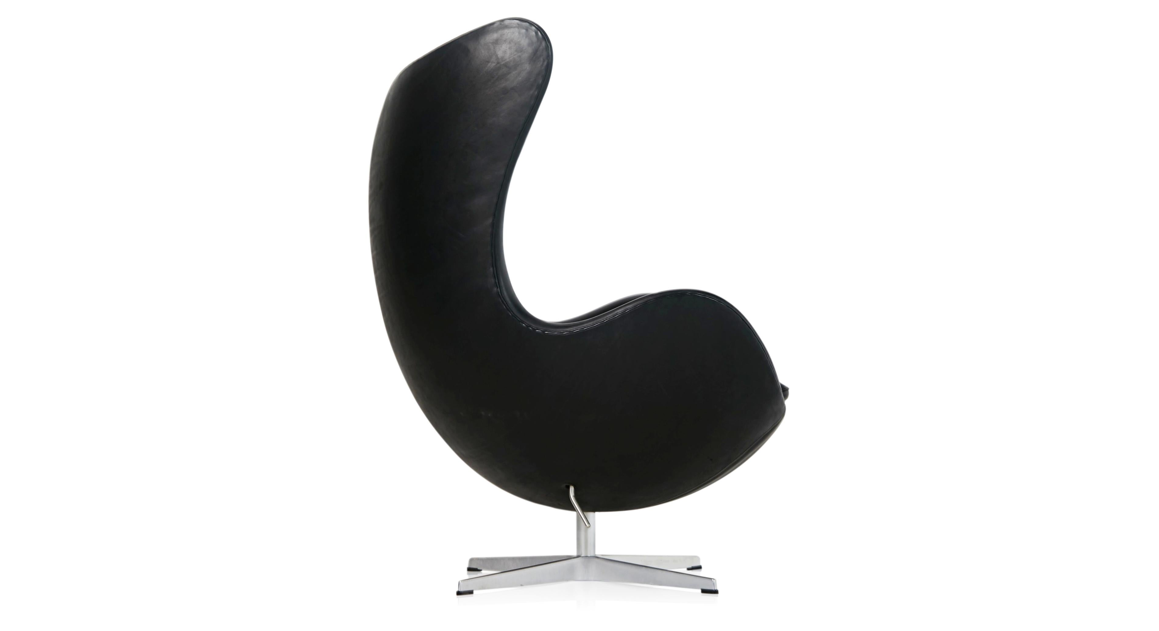 Mid-Century Modern Egg Chair by Arne Jacobson for Fritz Hansen in Black Elegance Leather with Tilt