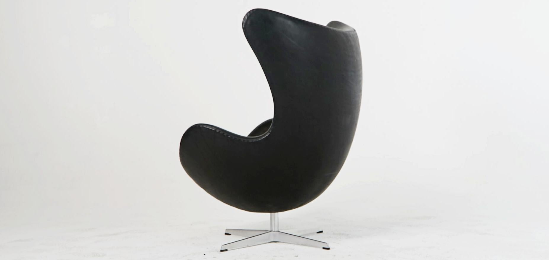 Cast Egg Chair by Arne Jacobson for Fritz Hansen in Black Elegance Leather with Tilt