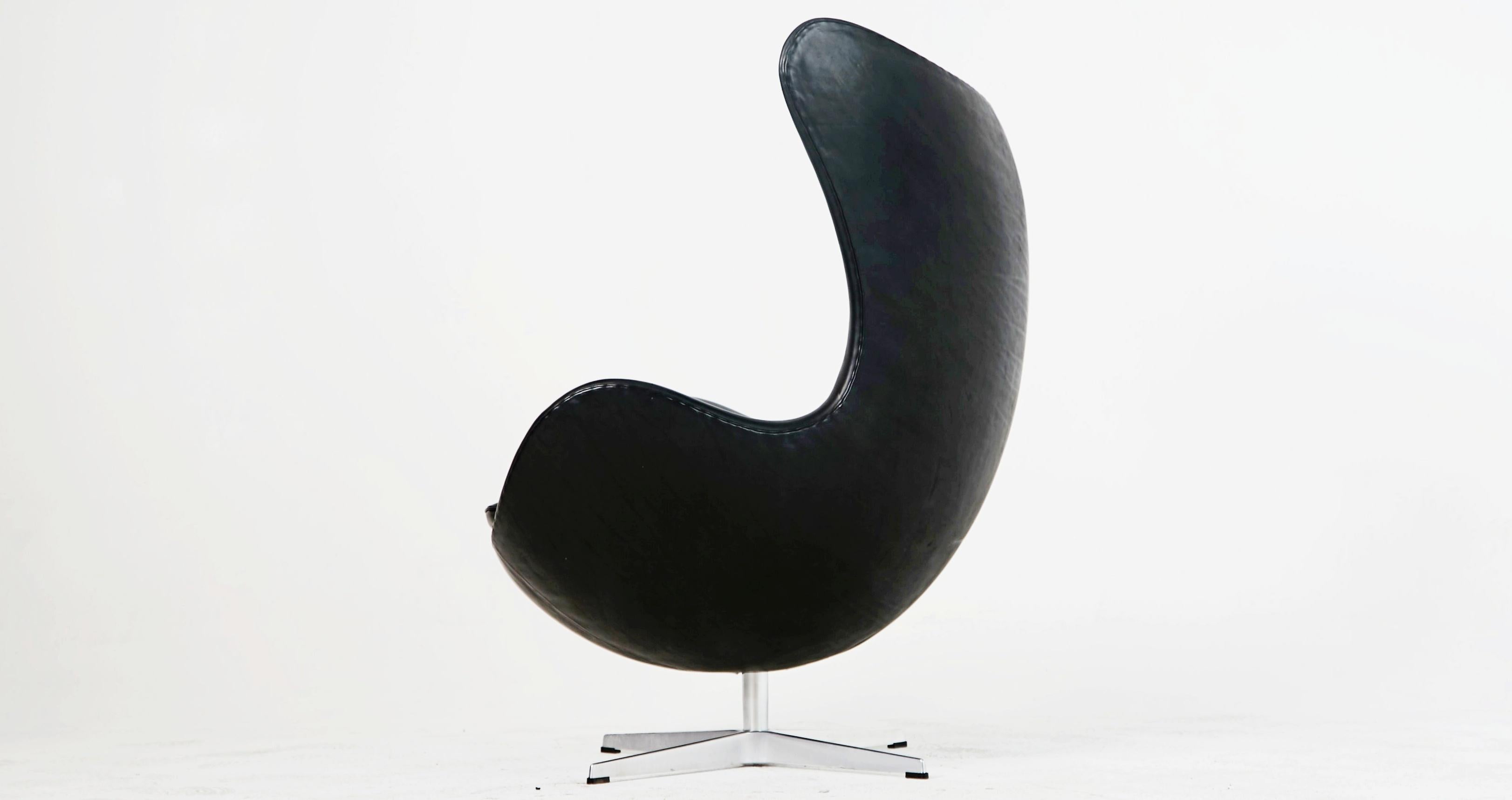Egg Chair by Arne Jacobson for Fritz Hansen in Black Elegance Leather with Tilt In Excellent Condition In Los Angeles, CA