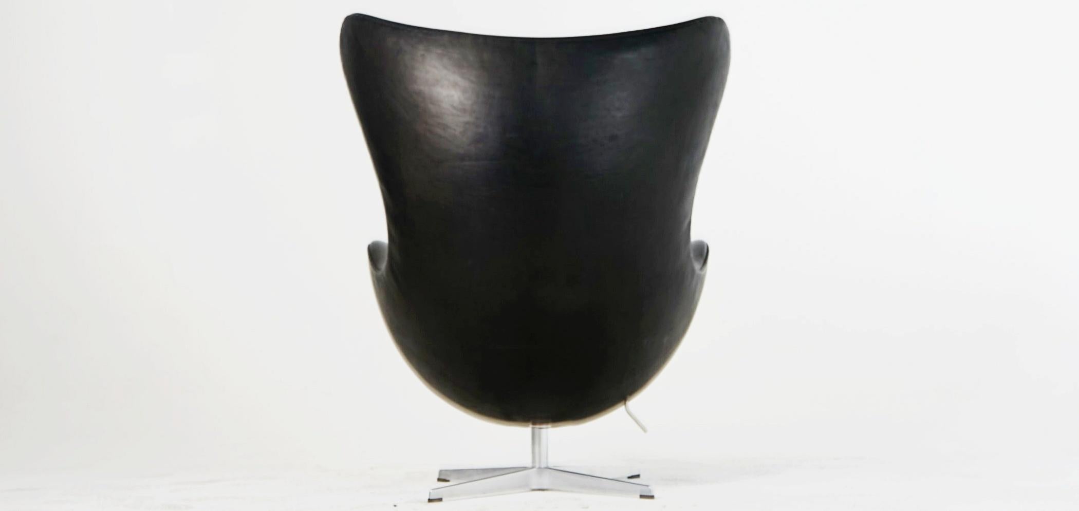 Egg Chair by Arne Jacobson for Fritz Hansen in Black Elegance Leather with Tilt (Aluminium)