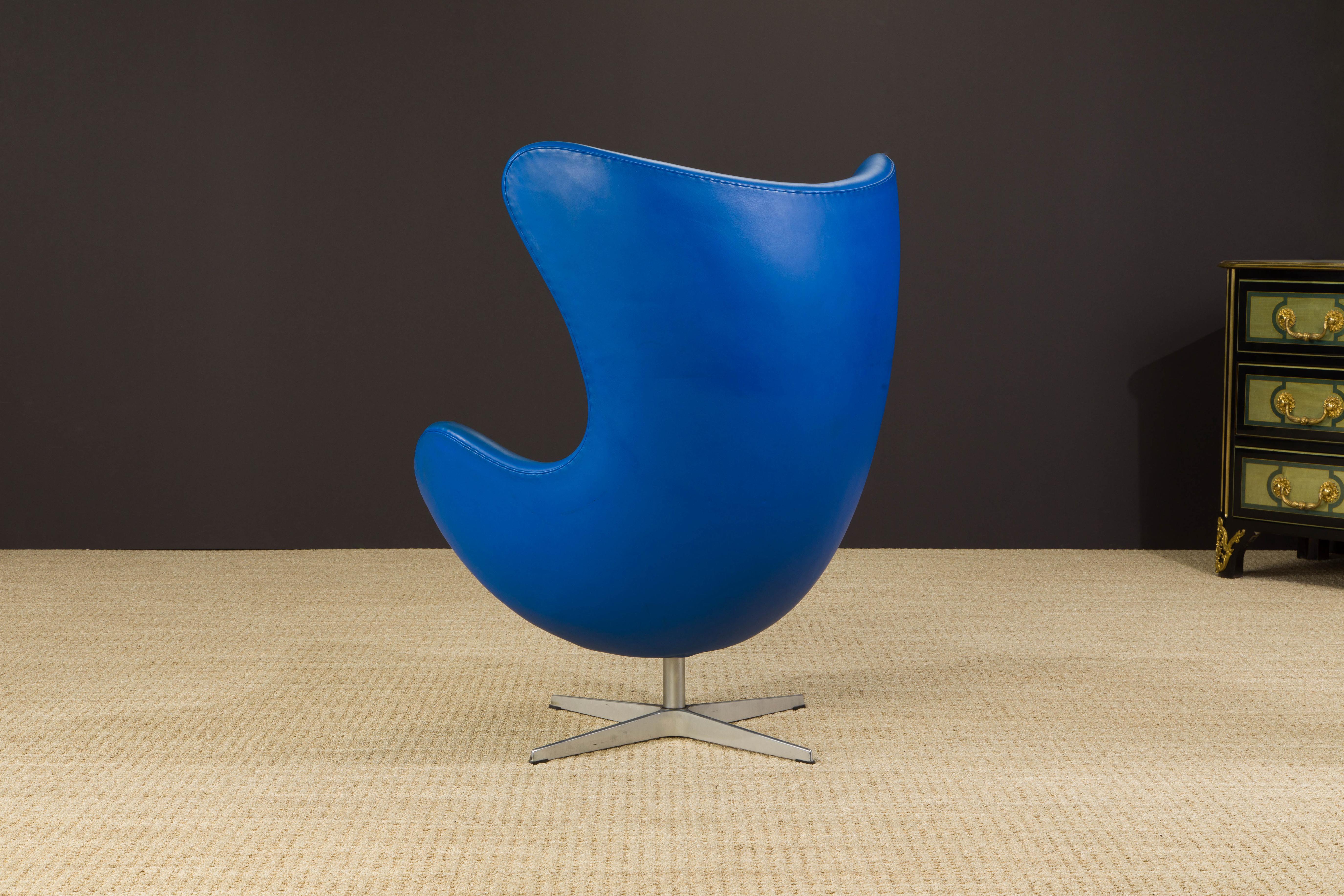 XXIe siècle et contemporain Chaise Egg d'Arne Jacobson pour Fritz Hansen en cuir bleu, signée en vente