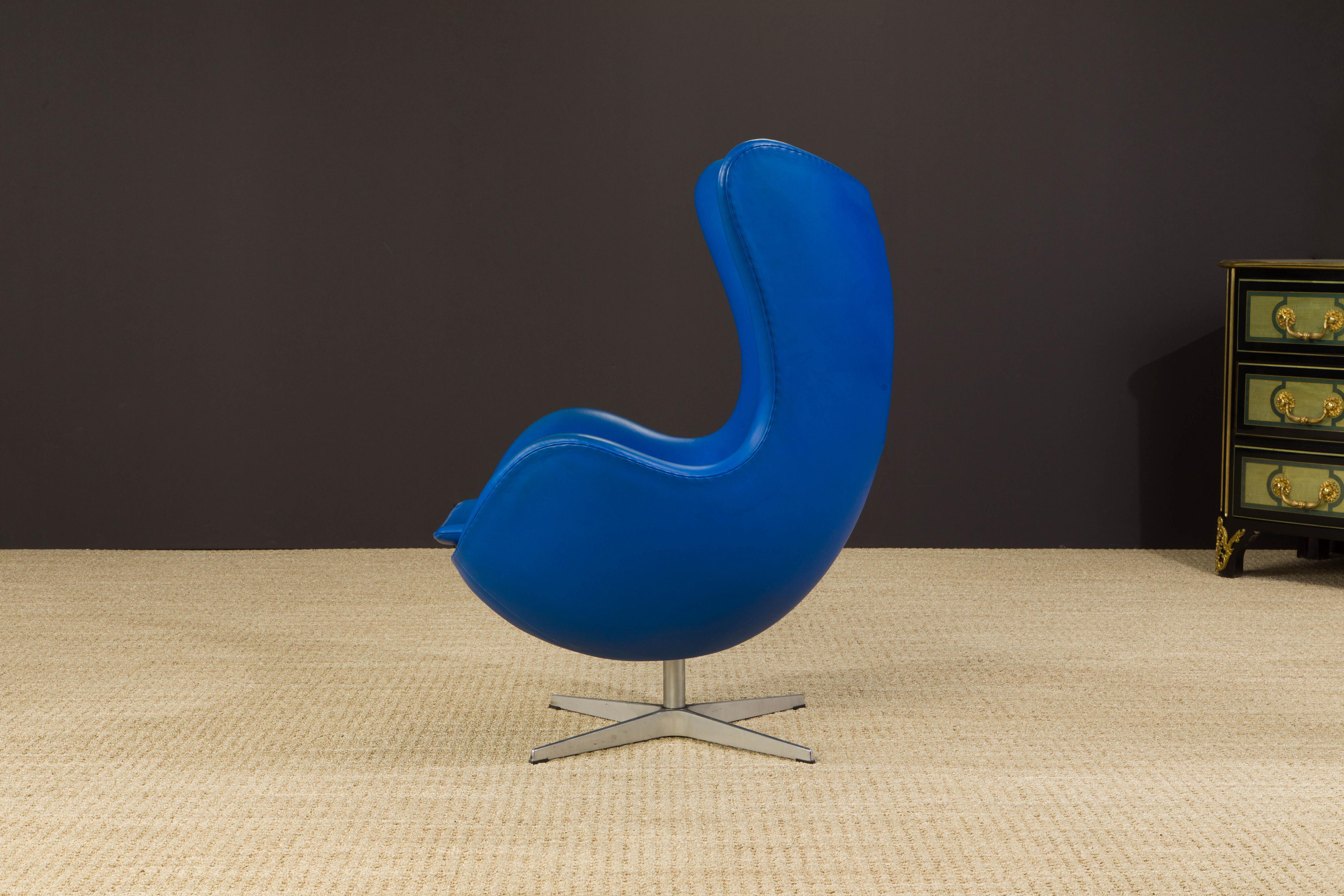 Cuir Chaise Egg d'Arne Jacobson pour Fritz Hansen en cuir bleu, signée en vente
