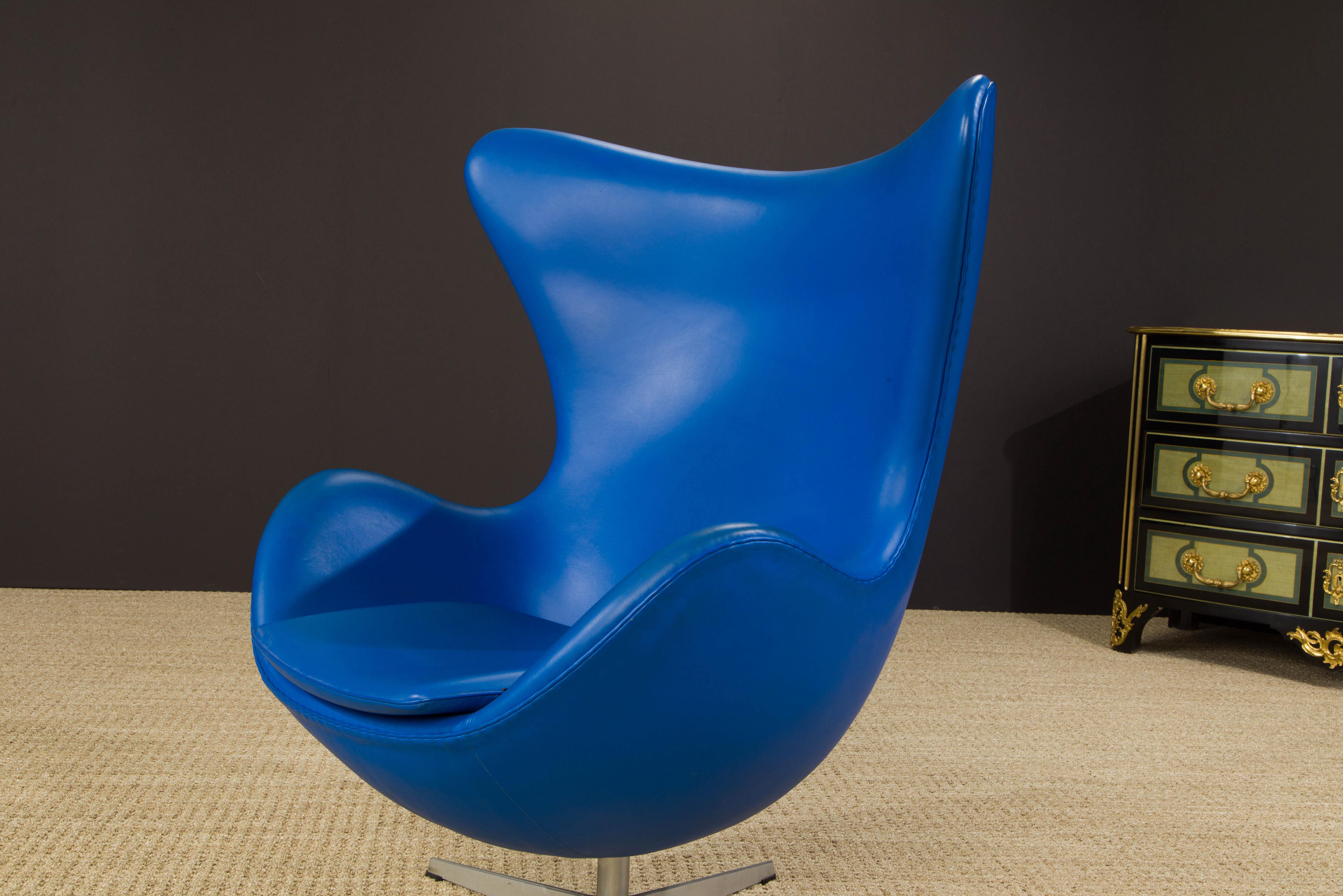 Egg Chair by Arne Jacobson for Fritz Hansen in Blue Leather, Signed In Excellent Condition For Sale In Los Angeles, CA