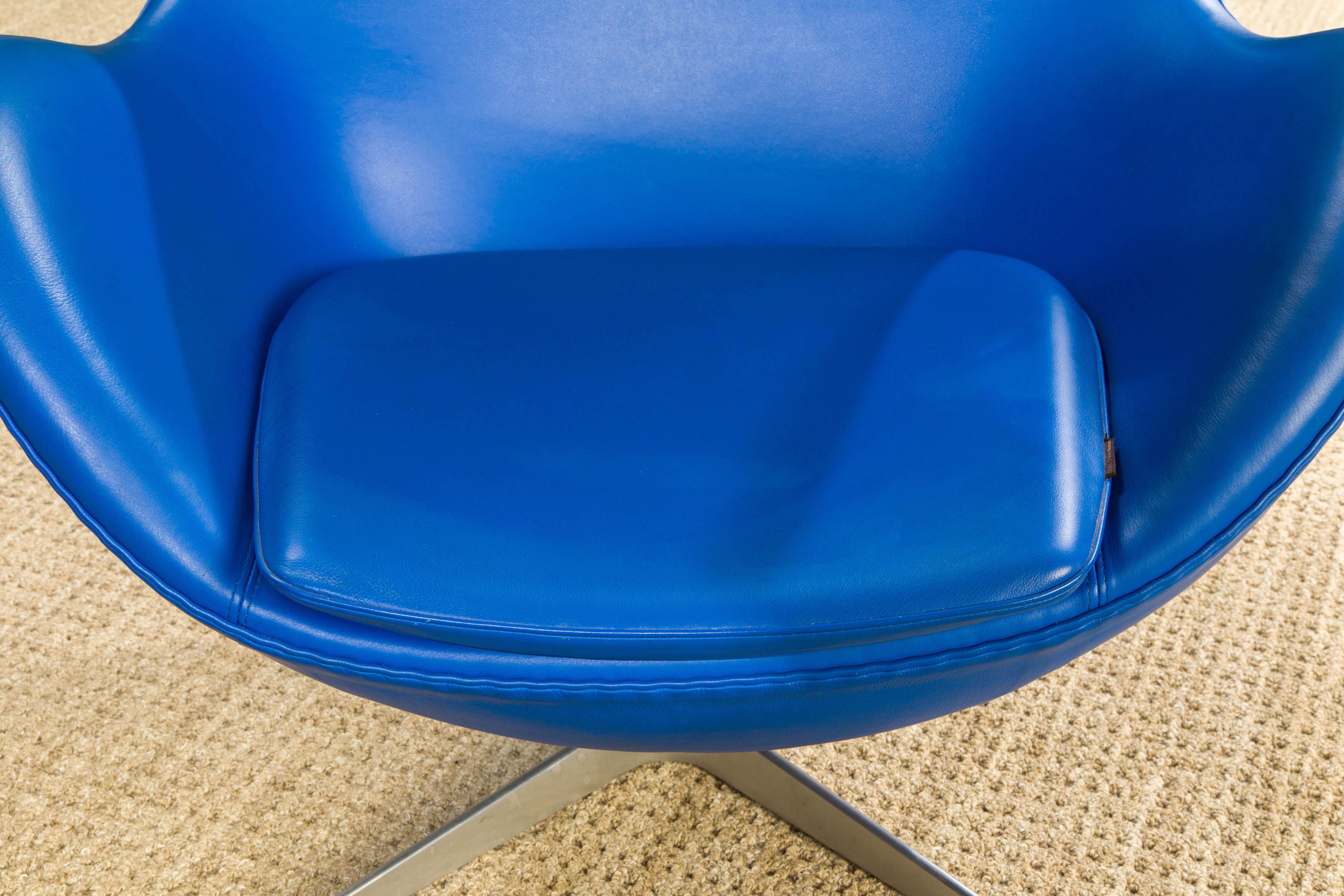 Egg Chair by Arne Jacobson for Fritz Hansen in Blue Leather, Signed For Sale 1