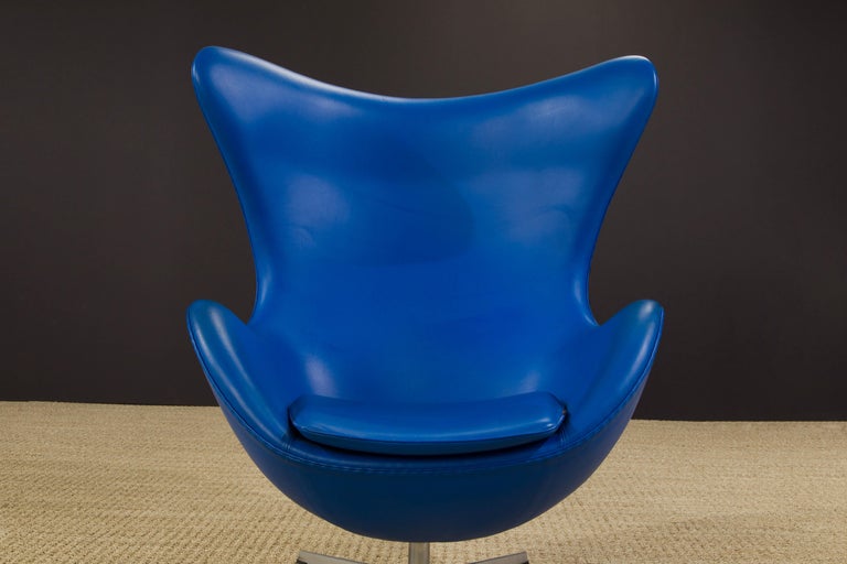 Egg Chair by Arne Jacobson for Fritz Hansen in Blue Leather, Signed For Sale 2
