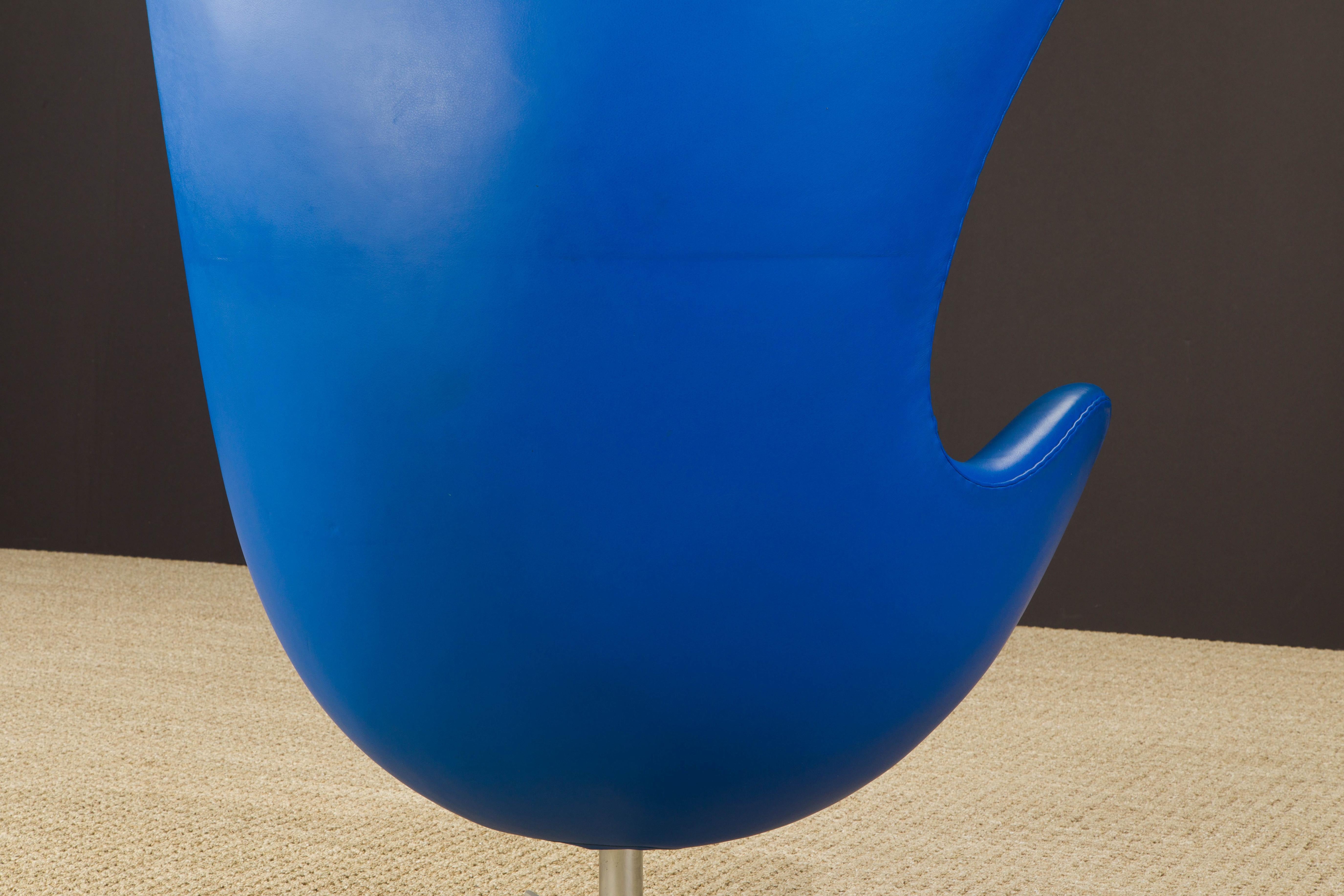 Egg Chair by Arne Jacobson for Fritz Hansen in Blue Leather, Signed For Sale 4