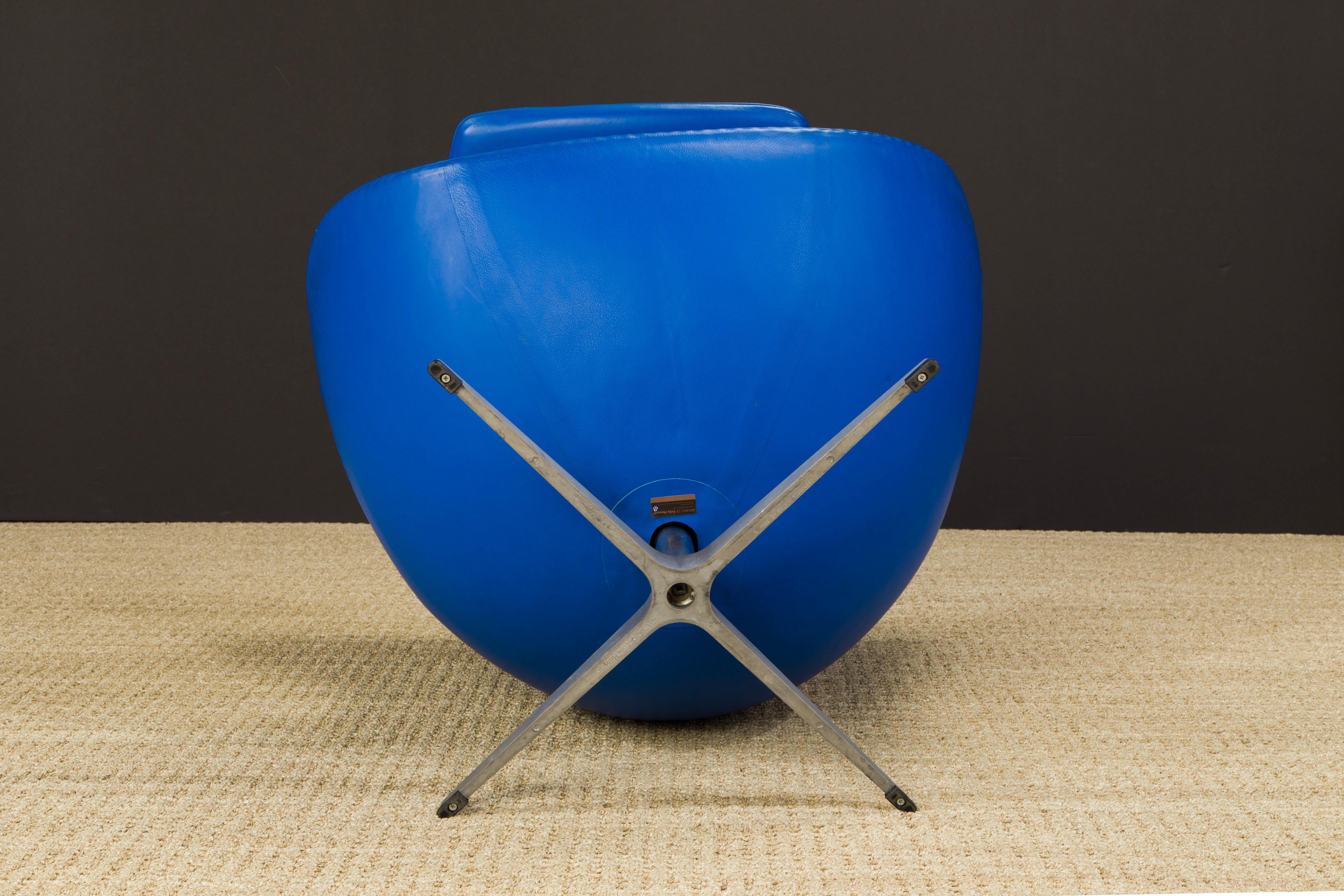 Egg Chair by Arne Jacobson for Fritz Hansen in Blue Leather, Signed For Sale 7