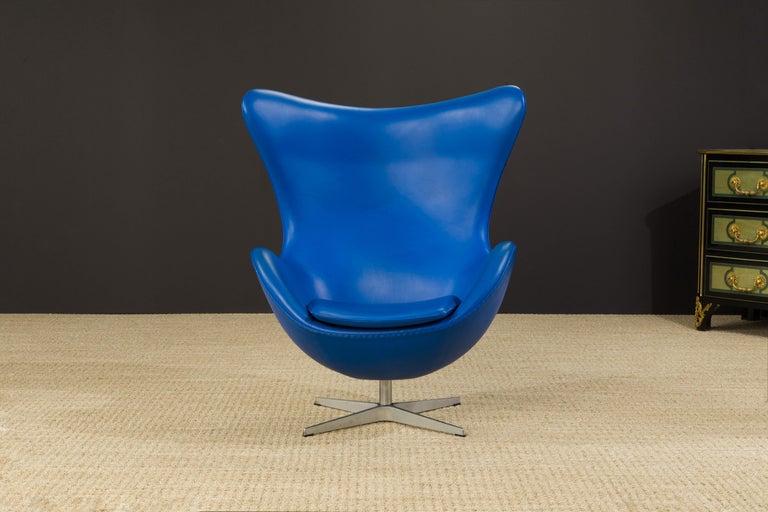 A fantastic signed example egg chair by Arne Jacobson for Fritz Hansen in a custom commissioned electrifying blue high-grade leather with incredible quality and durability as you would expect from Fritz Hansen. This is the authentic egg lounge chair