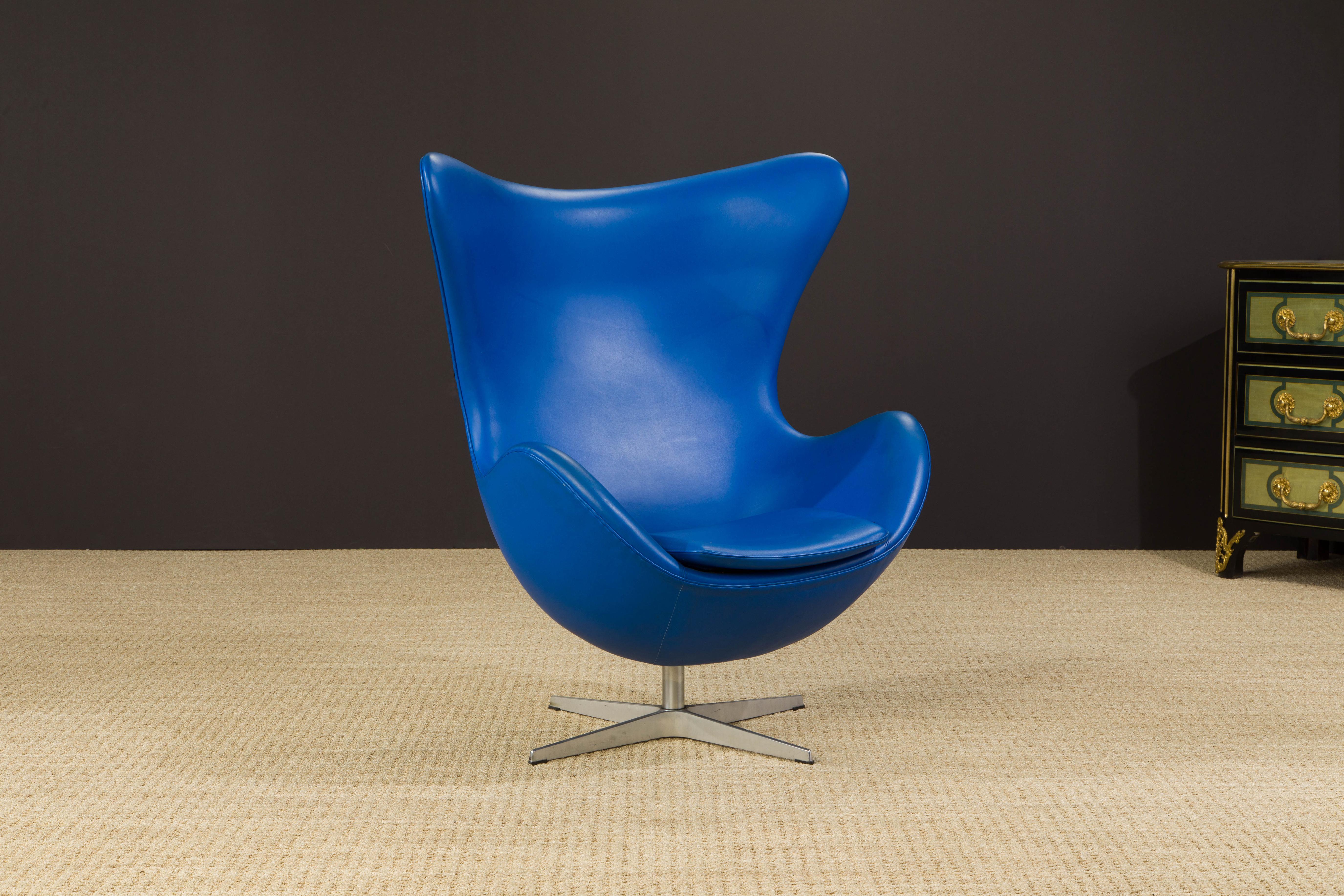 Mid-Century Modern Chaise Egg d'Arne Jacobson pour Fritz Hansen en cuir bleu, signée en vente