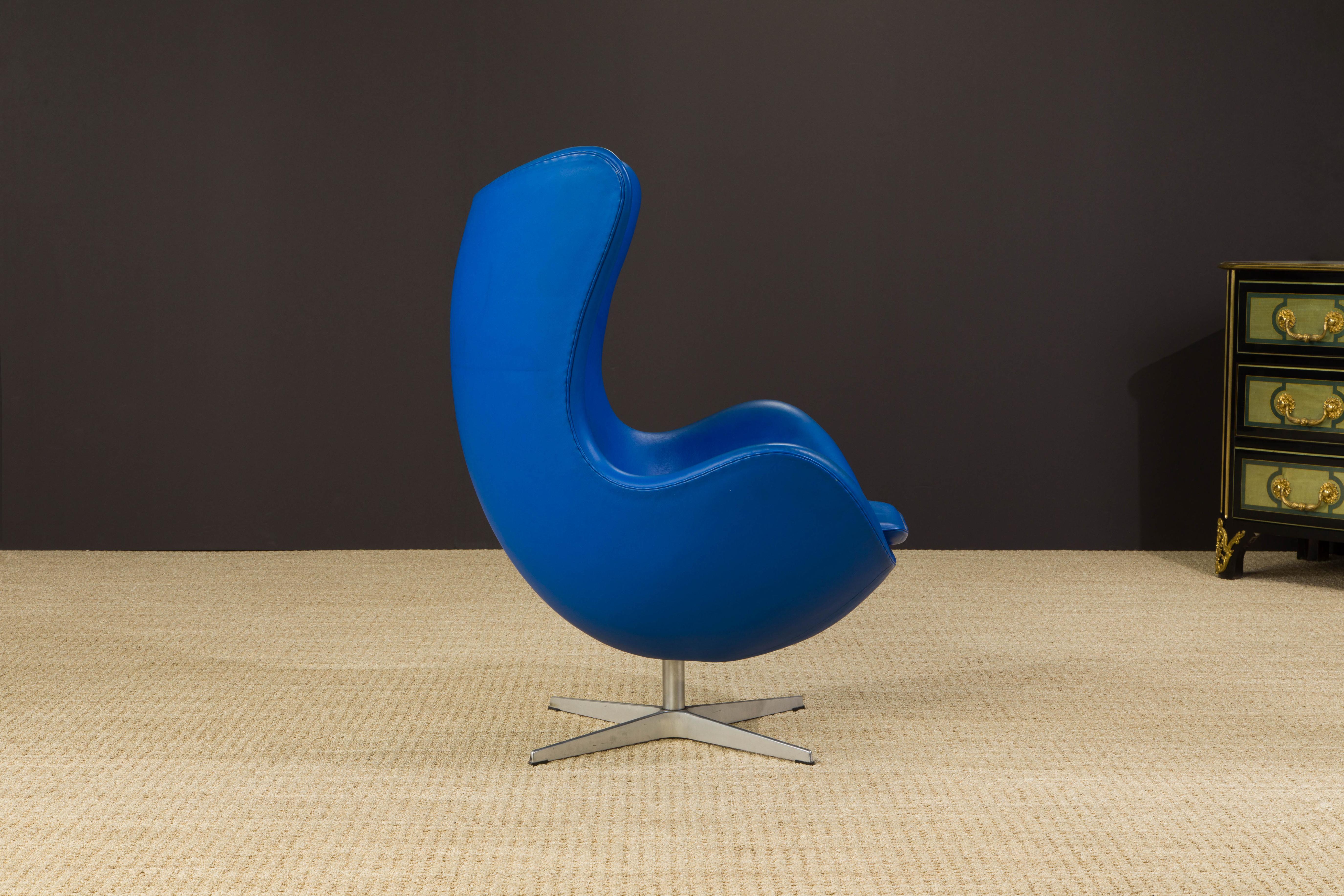 Américain Chaise Egg d'Arne Jacobson pour Fritz Hansen en cuir bleu, signée en vente