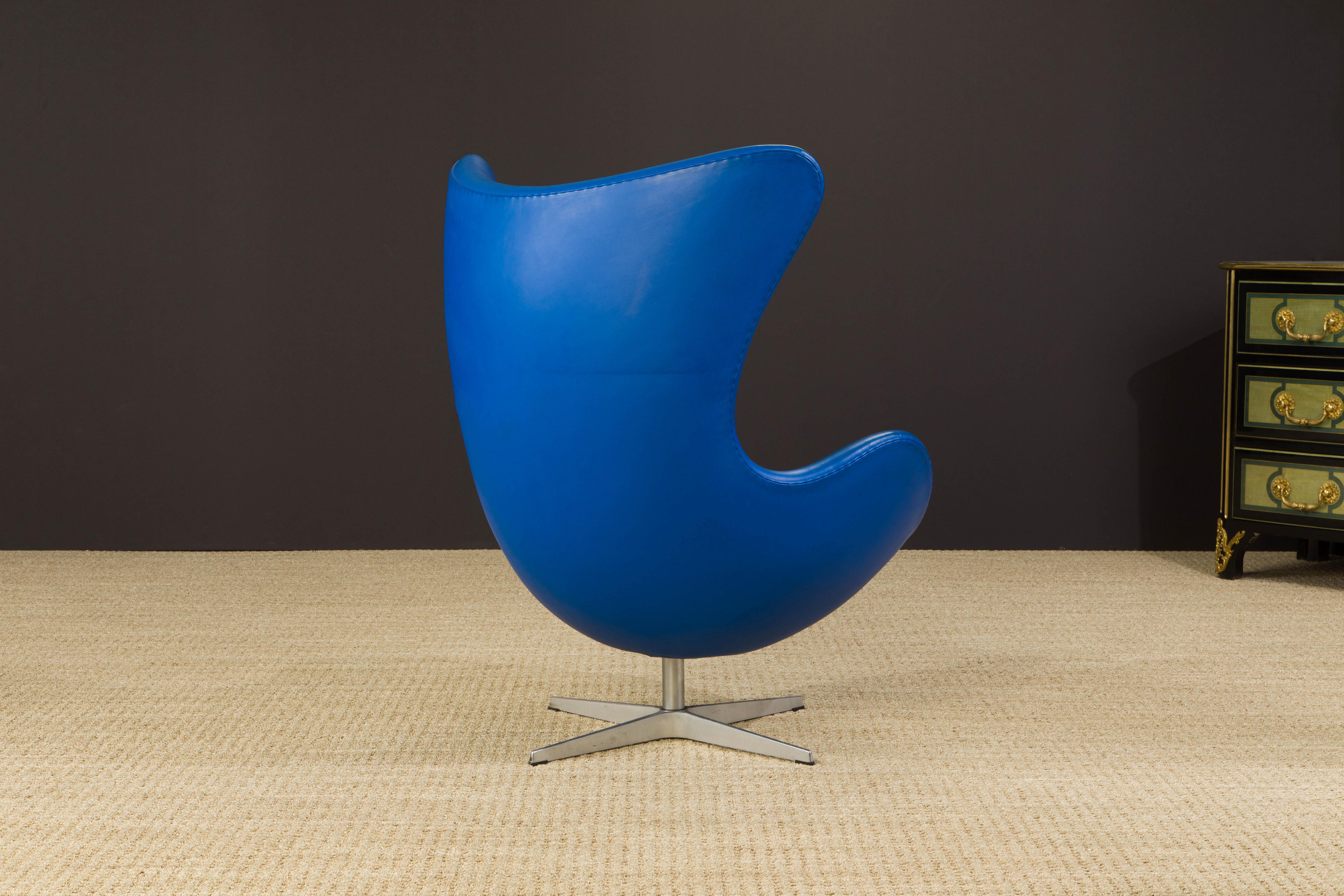 Moulage Chaise Egg d'Arne Jacobson pour Fritz Hansen en cuir bleu, signée en vente