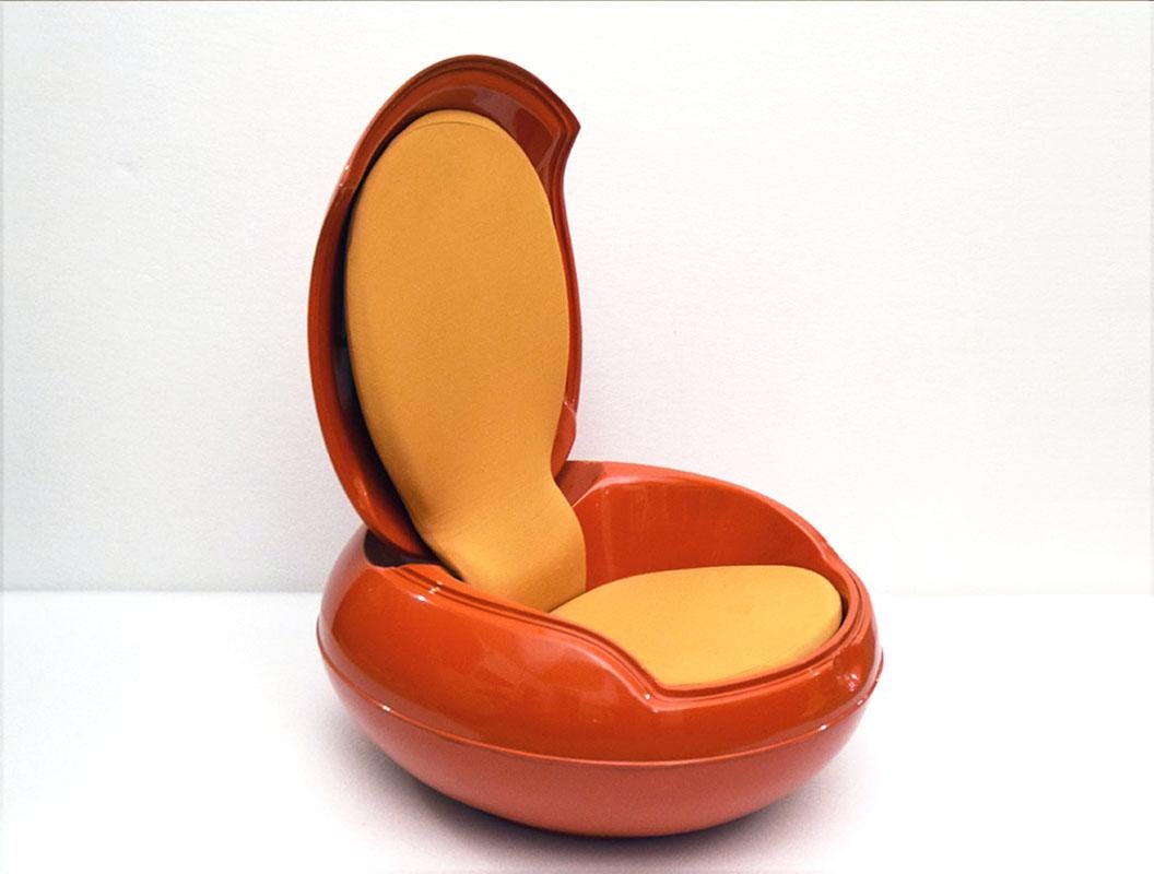 Egg Chair, Entwurf Peter Ghyczy, 1960er Jahre.
Zu öffnende Schale aus Kunststoff und Kissen aus gepolstertem Stoff.
Vollständig original in allen Teilen.
In ausgezeichnetem Zustand.

Abmessungen: offen H 100 x Ø 86 x geschlossen H 43 cm