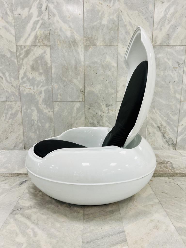 International Style Egg chair by Peter Ghyczy in fiberglass and synthetic leather 1970 For Sale