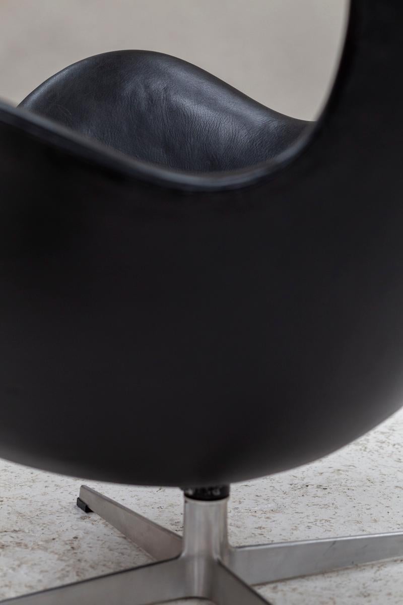 Chaise à oeufs Arne Jacobsen en cuir noir, Danemark, années 1960 10