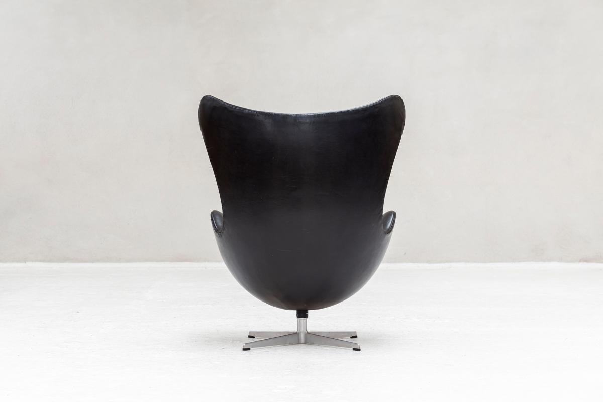 Chaise à œufs en première édition 'Modèle FH-3316' conçue par Arne Jacobsen et produite par Fritz Hansen au Danemark dans les années 1960. Cette chaise longue est considérée comme l'un des modèles de chaise les plus emblématiques du 20e siècle. Elle