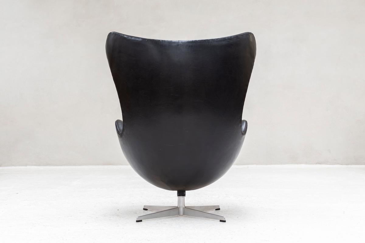 Chaise à oeufs Arne Jacobsen en cuir noir, Danemark, années 1960 12