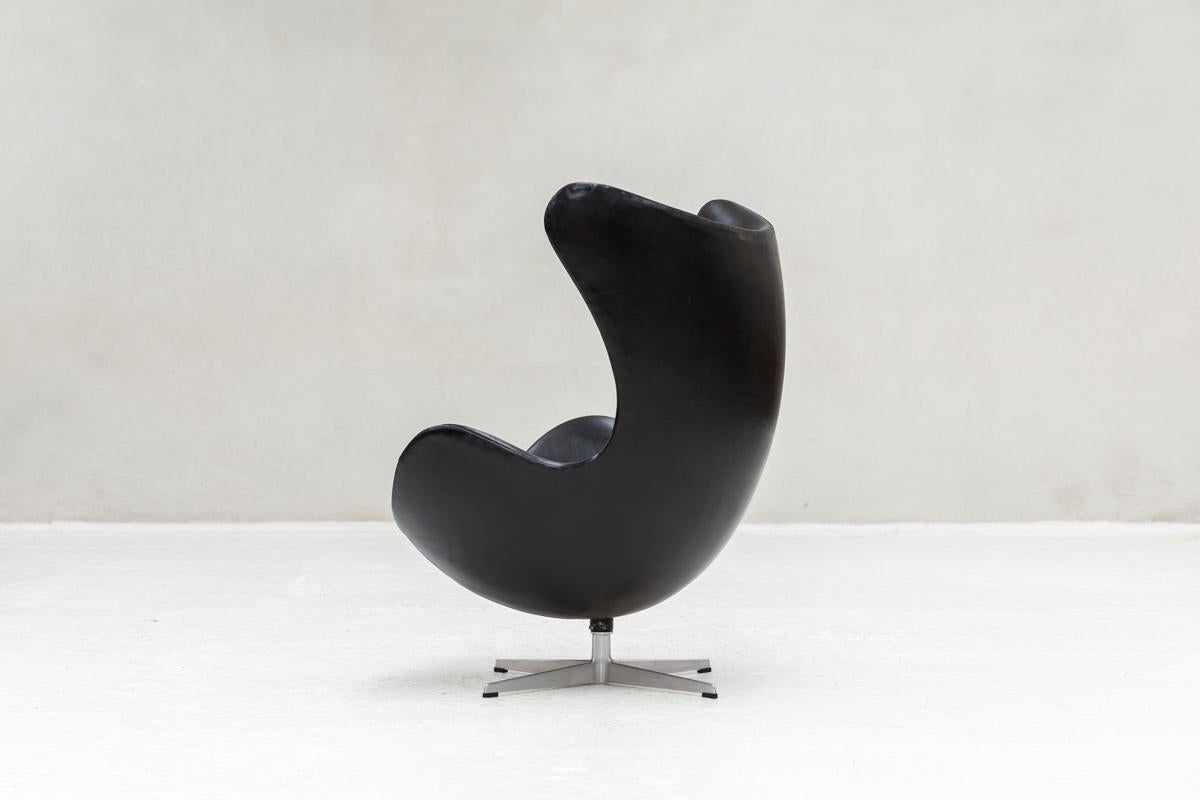 Moderne Chaise à oeufs Arne Jacobsen en cuir noir, Danemark, années 1960