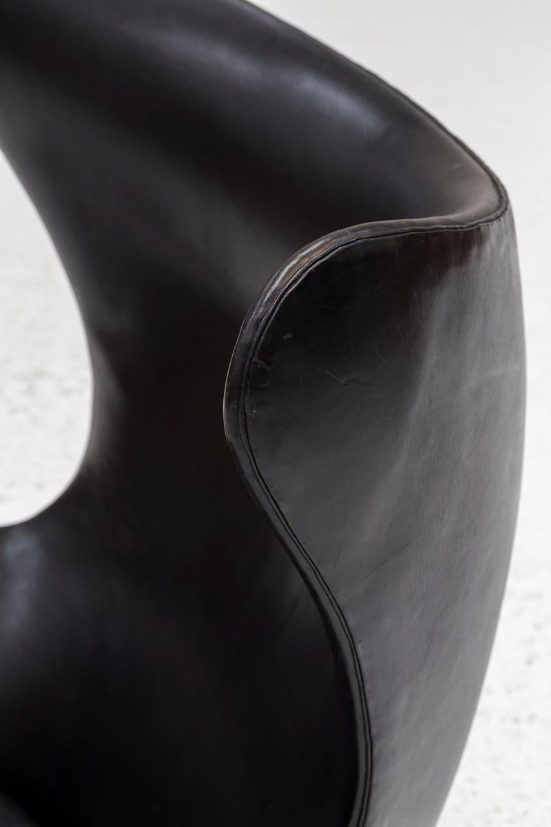Danois Chaise à oeufs Arne Jacobsen en cuir noir, Danemark, années 1960