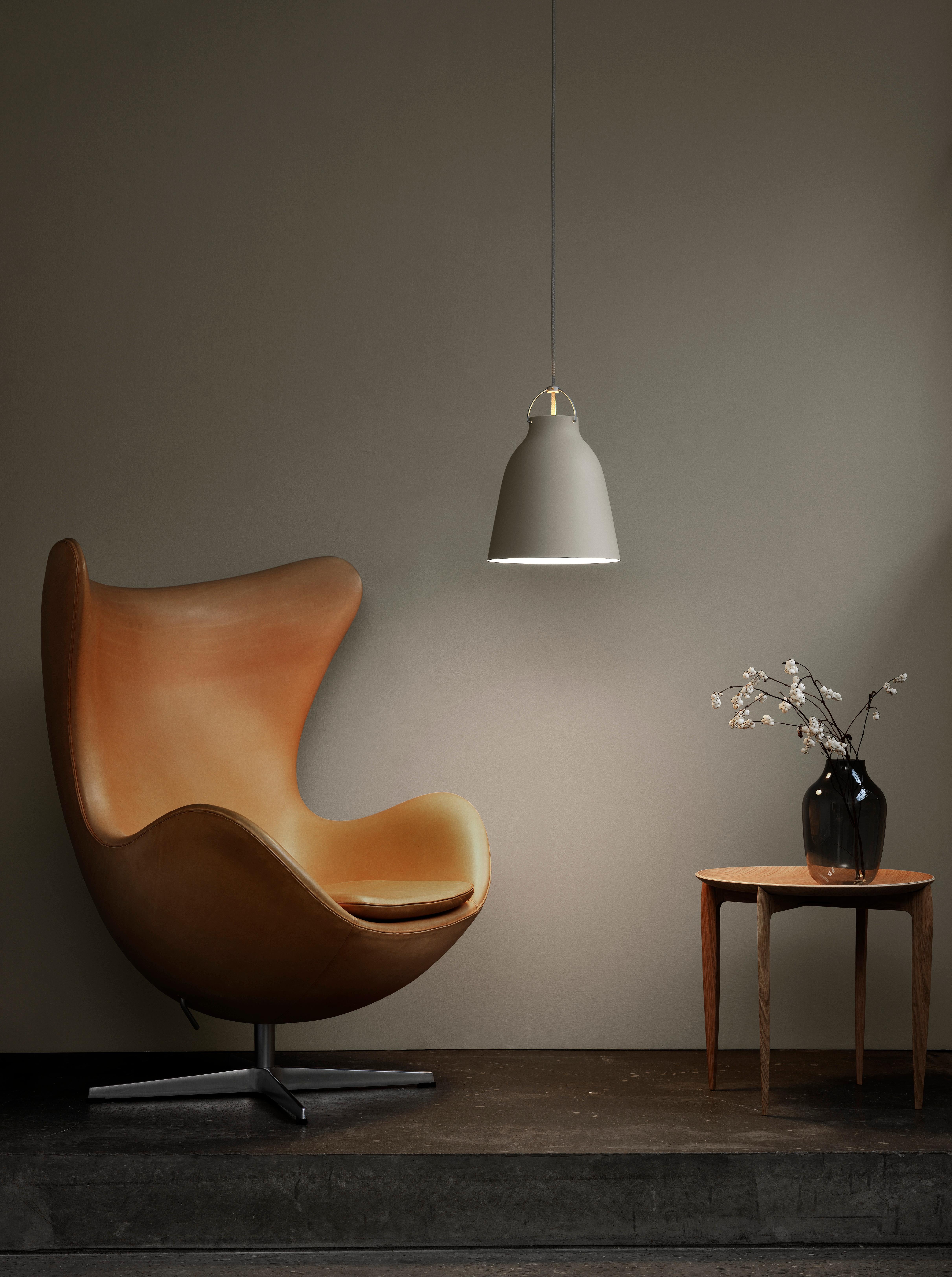 La chaise Egg™ d'Arne Jacobsen est un chef-d'œuvre du design danois. 
Jacobsen a trouvé la forme parfaite de la chaise en expérimentant avec du fil de fer et du plâtre dans son garage. 

Aujourd'hui, le fauteuil à œufs est reconnu dans le monde