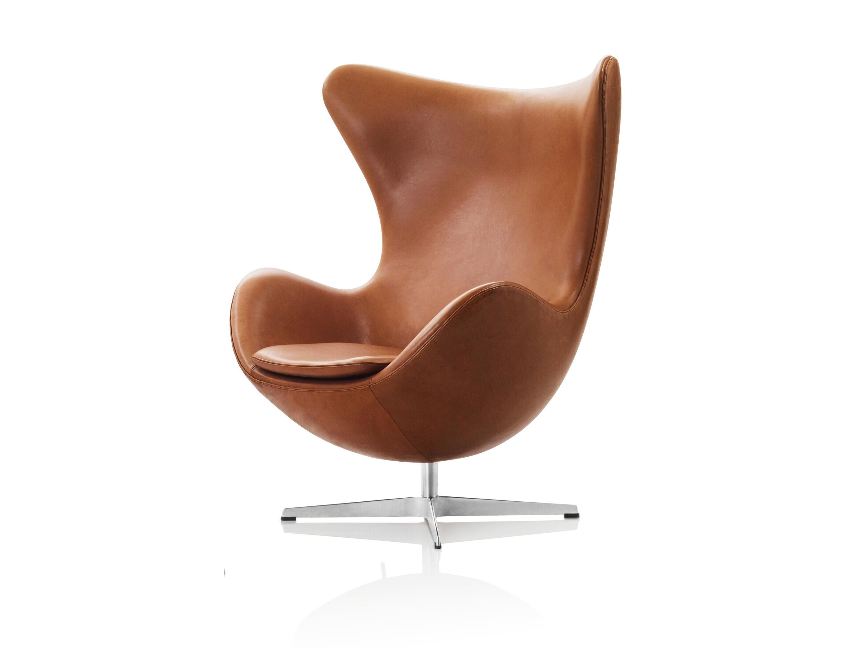 Scandinavo moderno Sedia Egg in pelle di noce e base grigio argento di Arne Jacobsen per Fritz Hansen in vendita