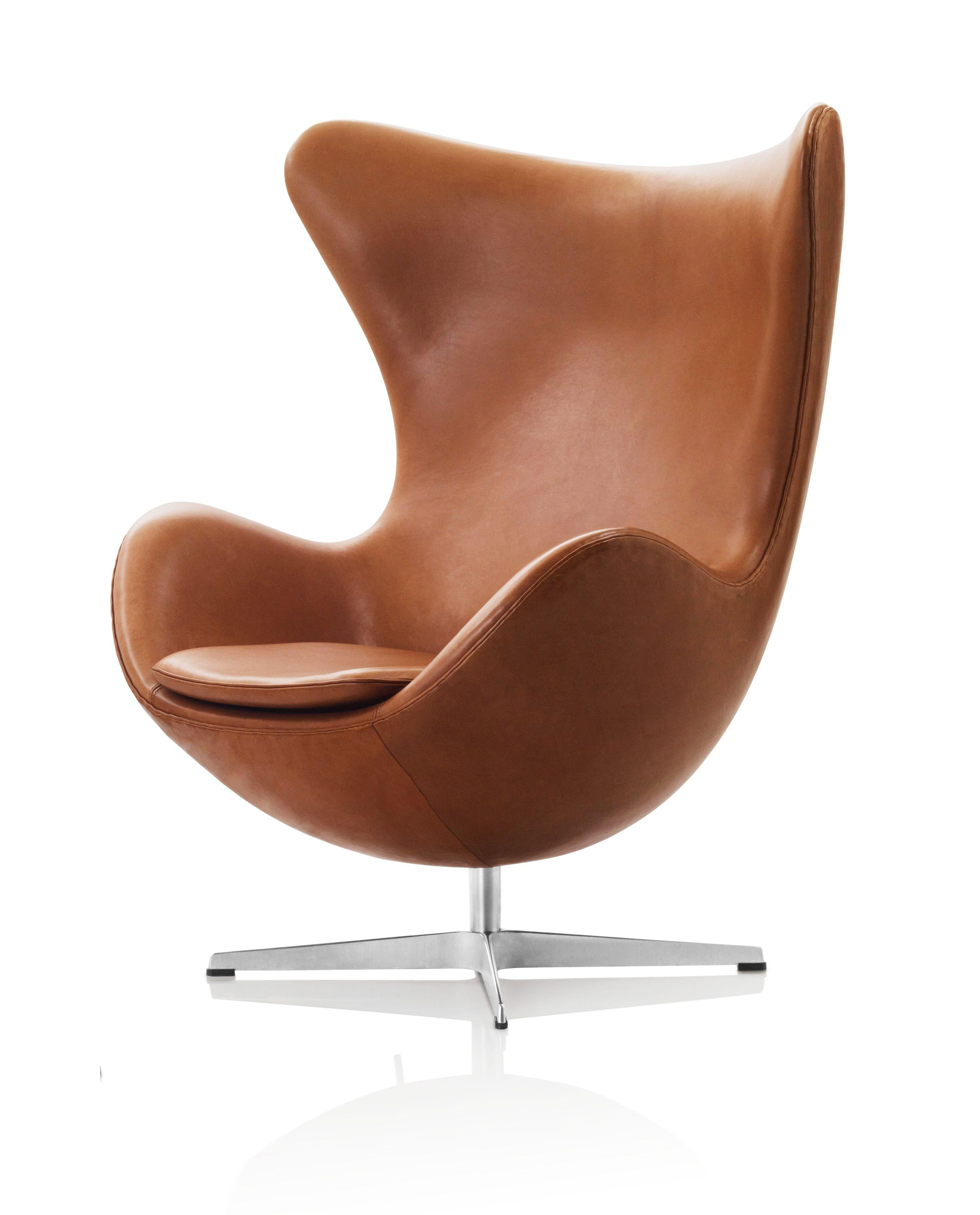 Alluminio Sedia Egg in pelle di noce e base grigio argento di Arne Jacobsen per Fritz Hansen in vendita