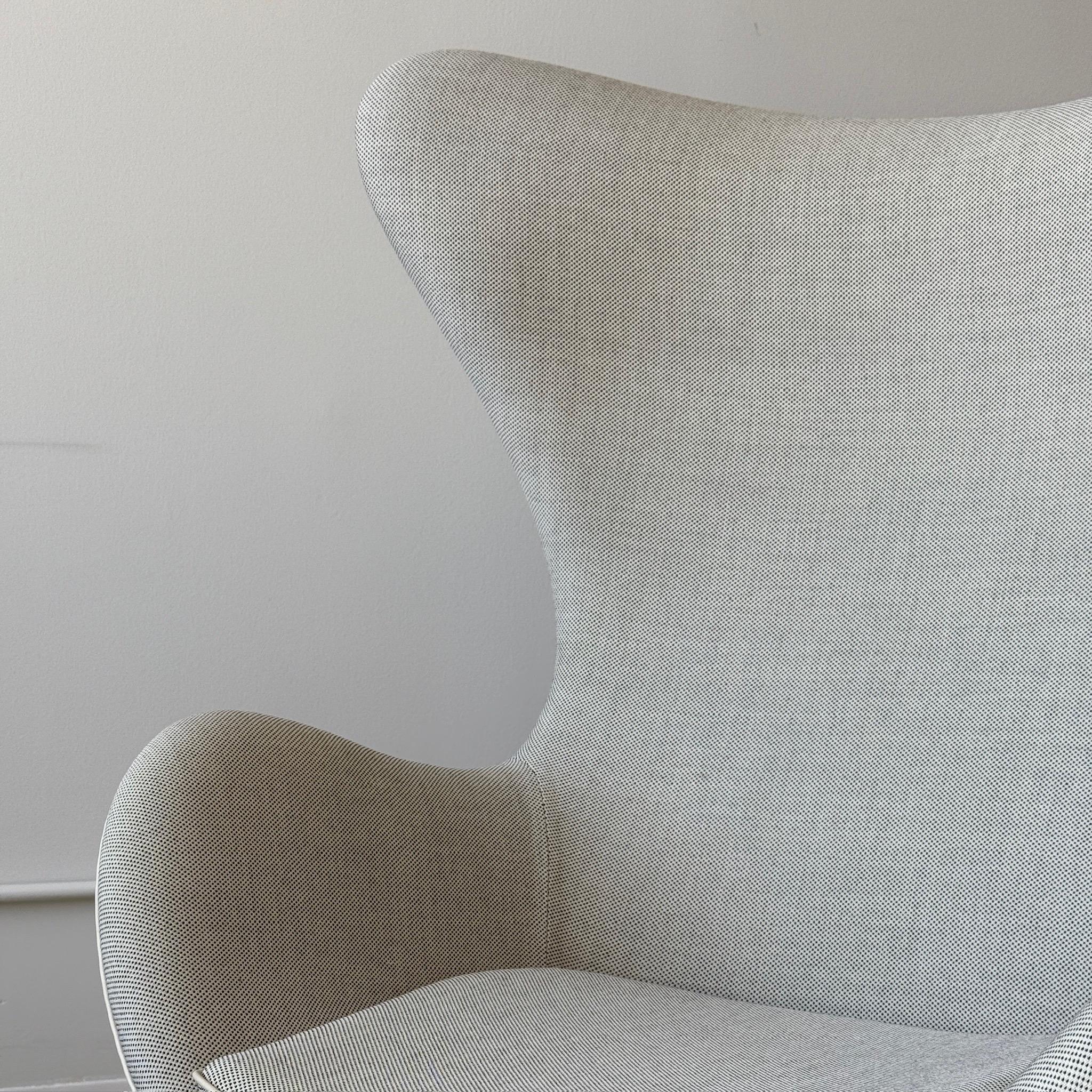 Eierstuhl + Ottomane von Arne Jacobsen für Fritz Hansen (Moderne der Mitte des Jahrhunderts) im Angebot