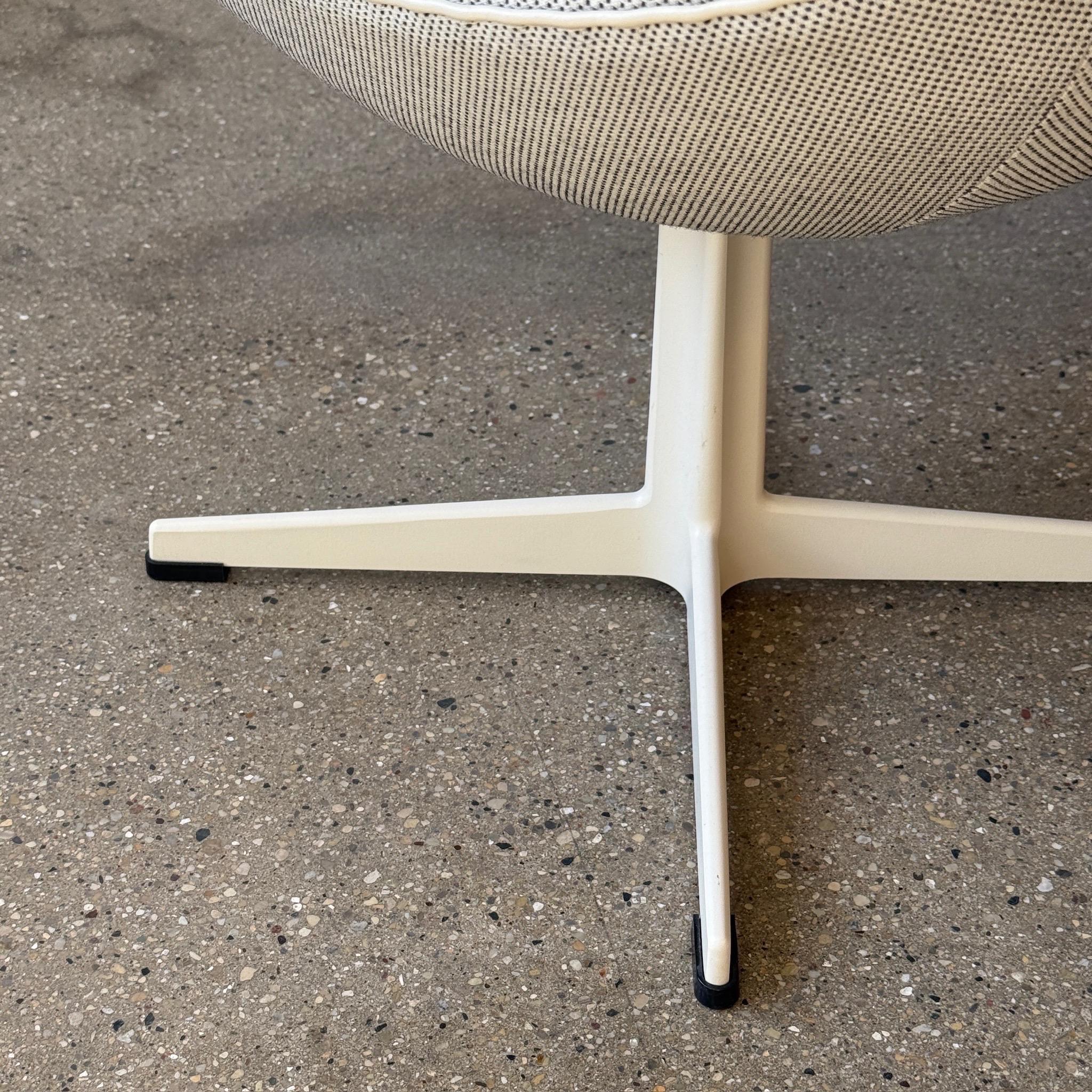 Eierstuhl + Ottomane von Arne Jacobsen für Fritz Hansen (21. Jahrhundert und zeitgenössisch) im Angebot