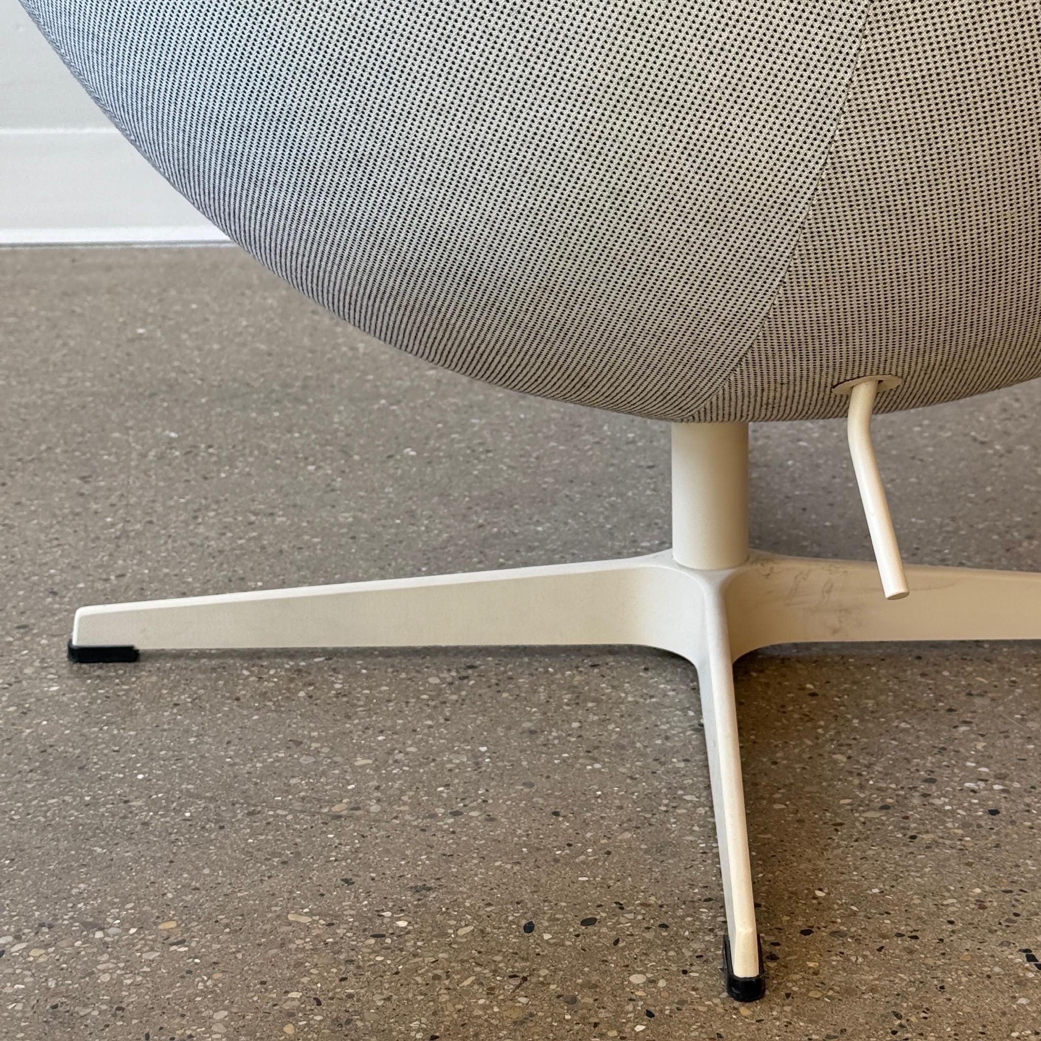 Eierstuhl + Ottomane von Arne Jacobsen für Fritz Hansen (Stoff) im Angebot