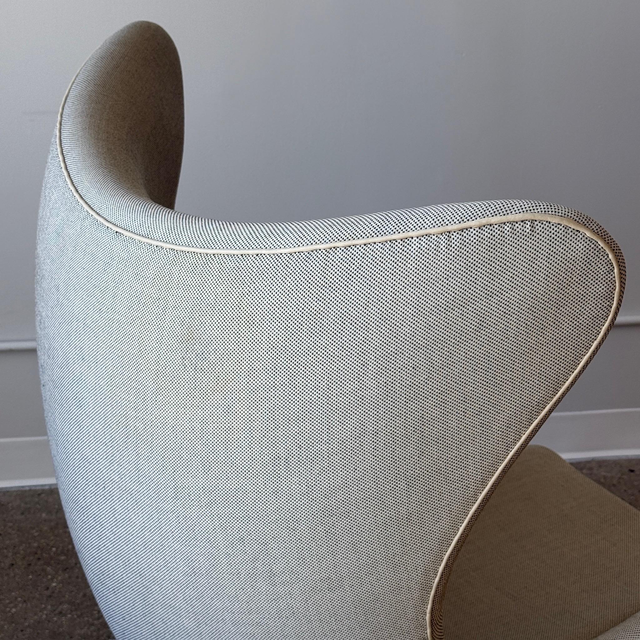 Eierstuhl + Ottomane von Arne Jacobsen für Fritz Hansen im Angebot 1