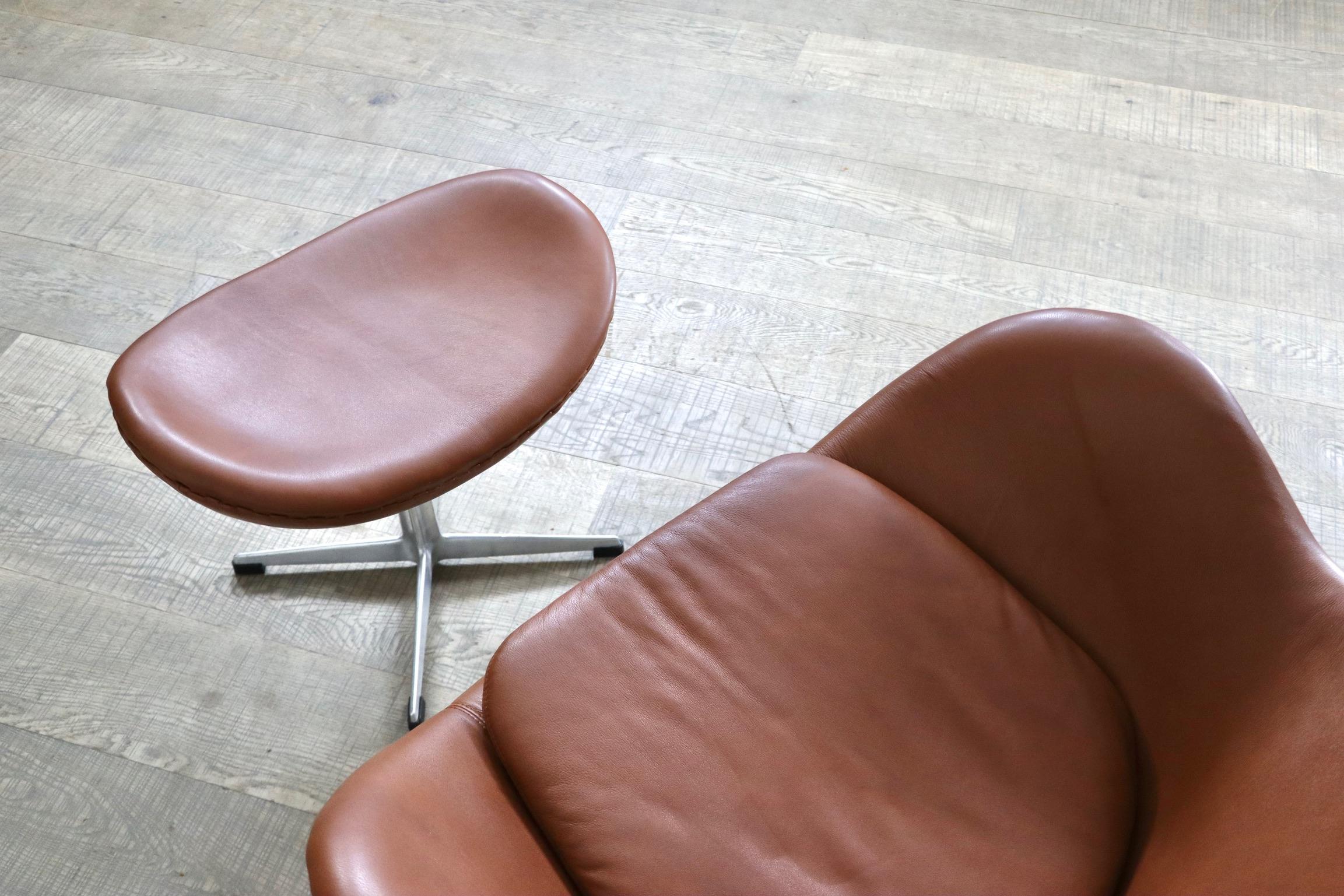 Egg chair with ottoman in brown leather by Arne Jacobsen for Fritz Hansen, 1960s 5