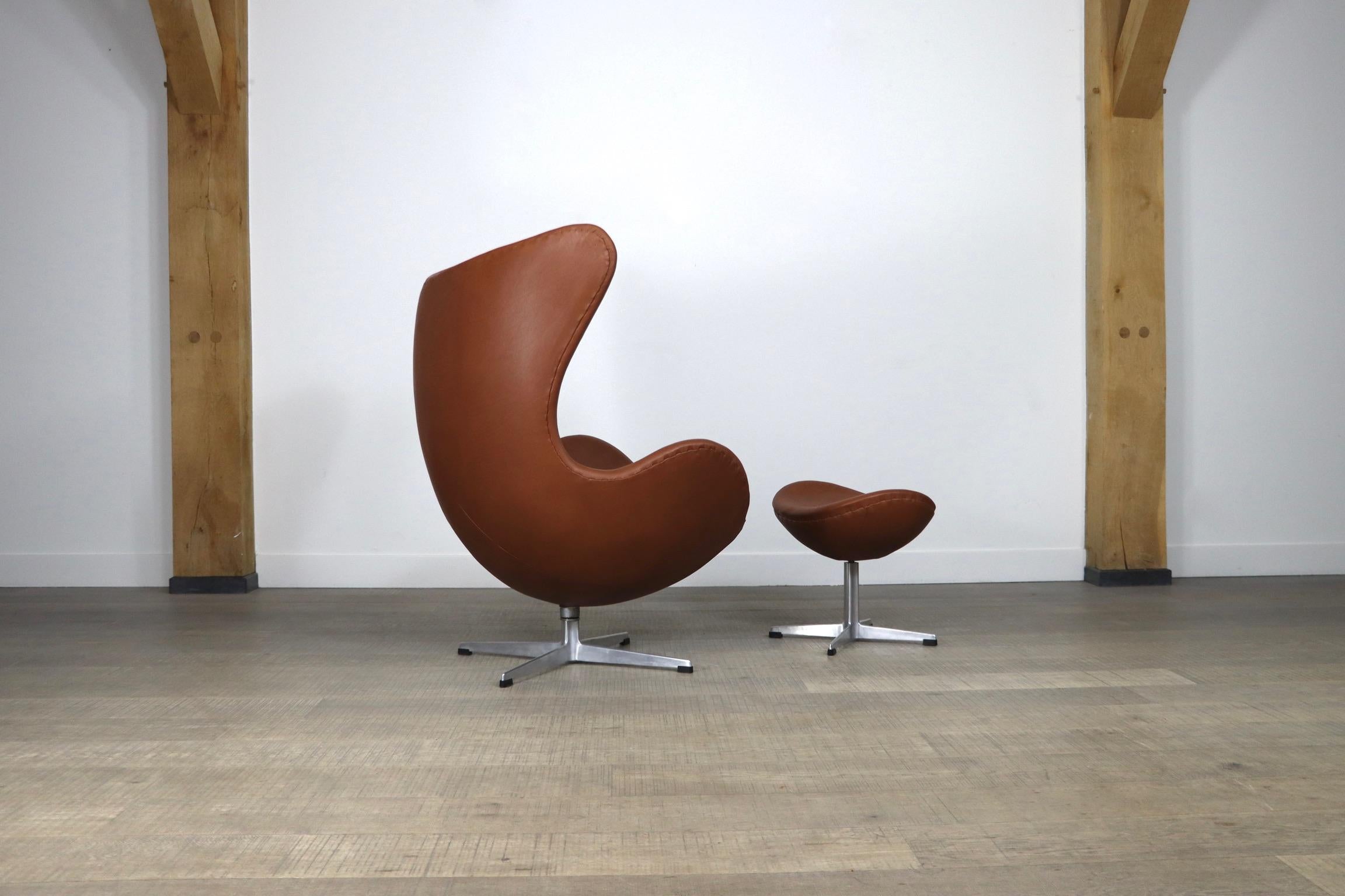 Egg chair with ottoman in brown leather by Arne Jacobsen for Fritz Hansen, 1960s In Good Condition In ABCOUDE, UT