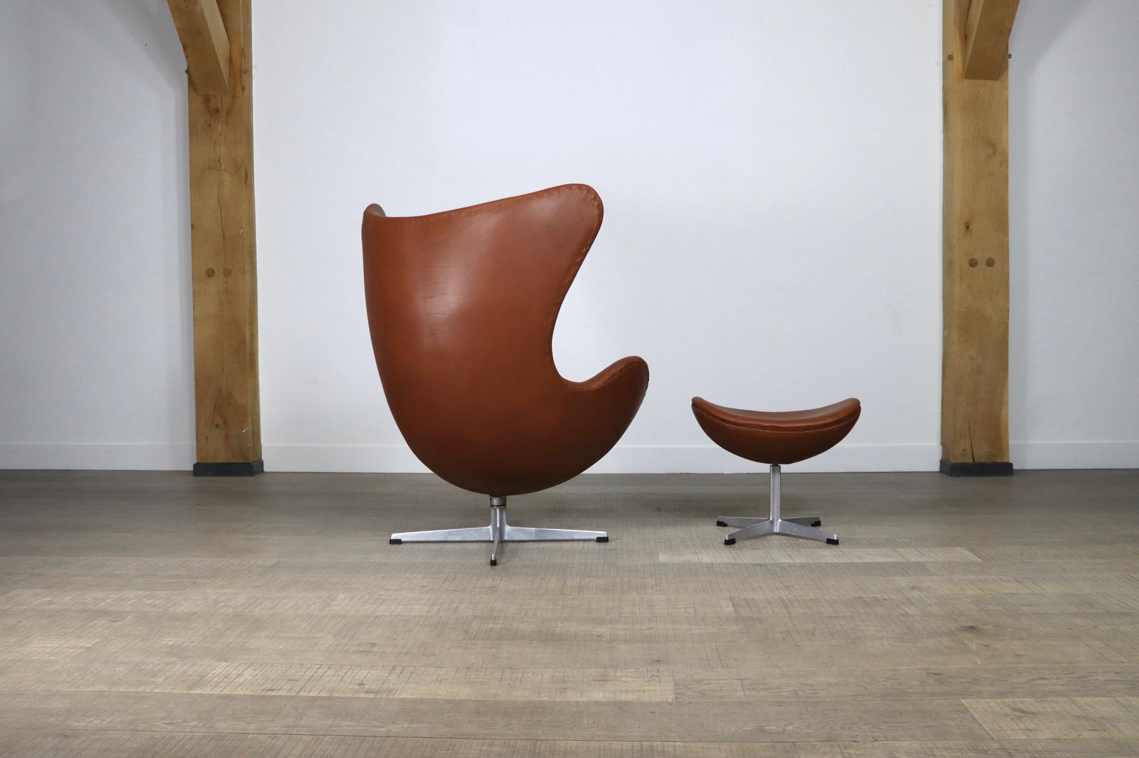 Mid-20th Century Egg chair with ottoman in brown leather by Arne Jacobsen for Fritz Hansen, 1960s
