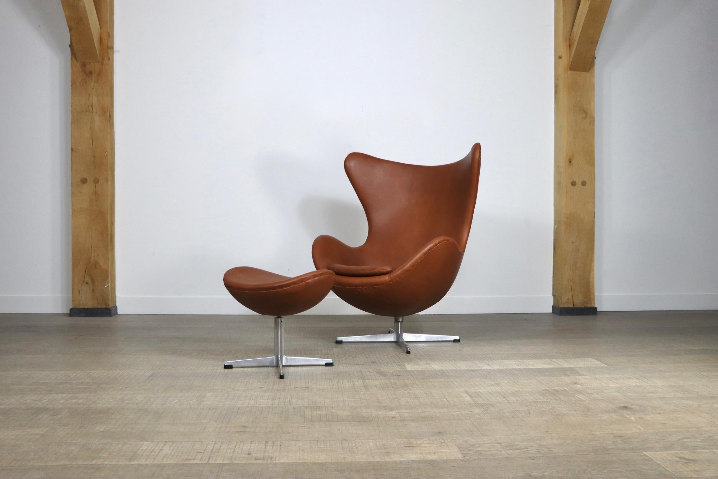 Egg chair with ottoman in brown leather by Arne Jacobsen for Fritz Hansen, 1960s 1