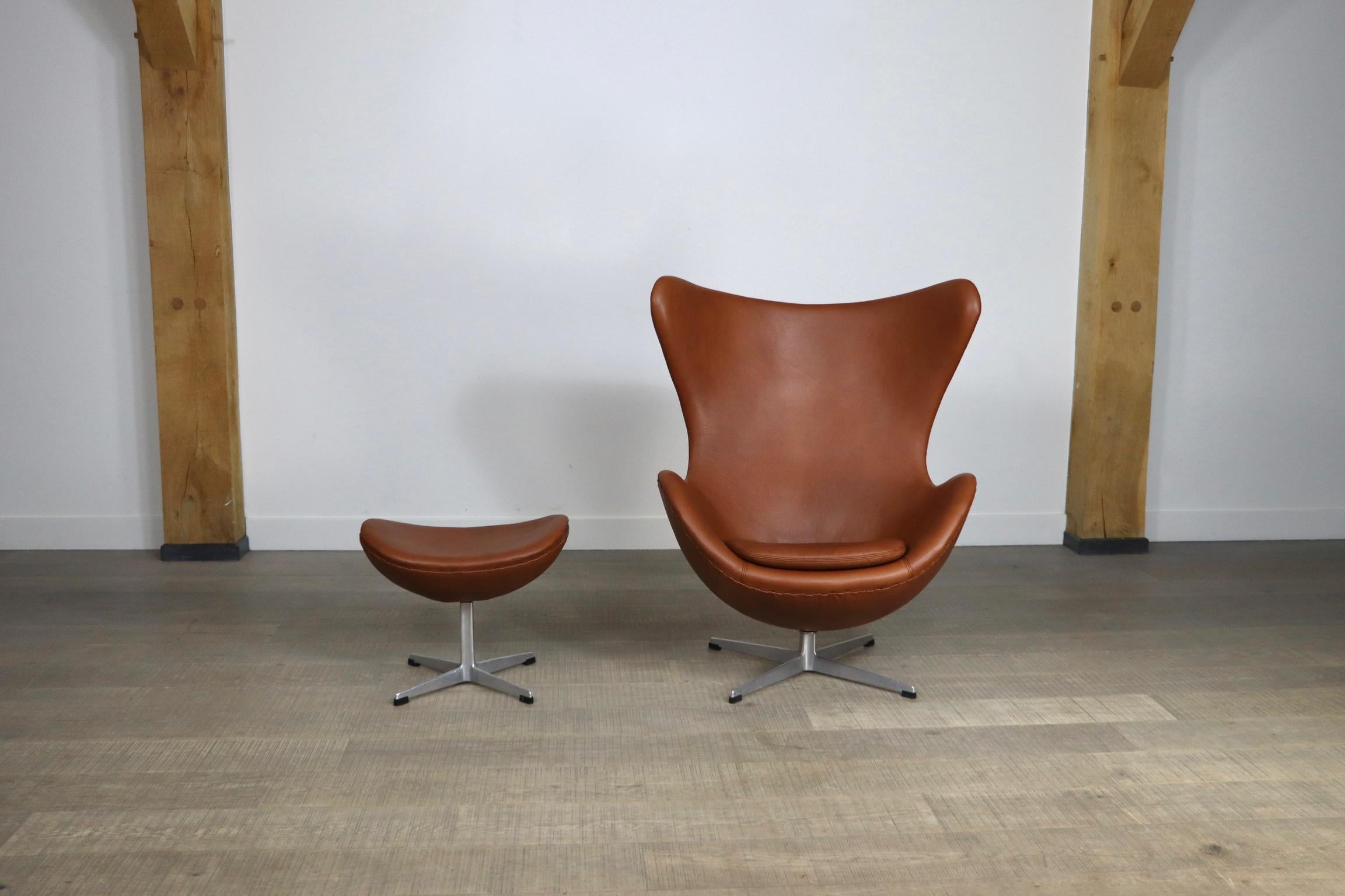 Egg chair with ottoman in brown leather by Arne Jacobsen for Fritz Hansen, 1960s 2