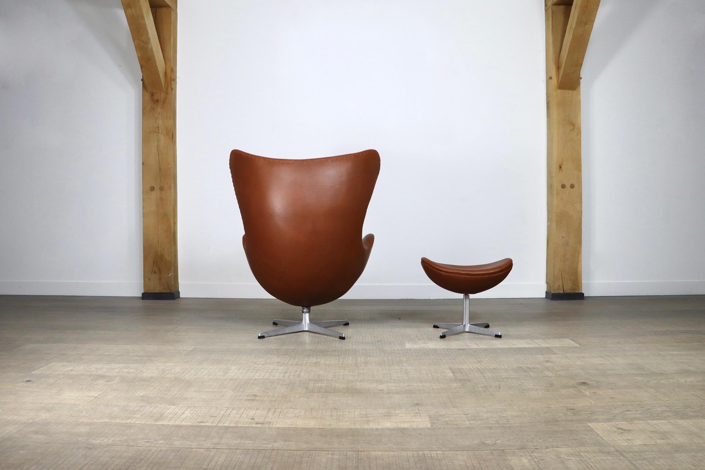 Egg chair with ottoman in brown leather by Arne Jacobsen for Fritz Hansen, 1960s 3