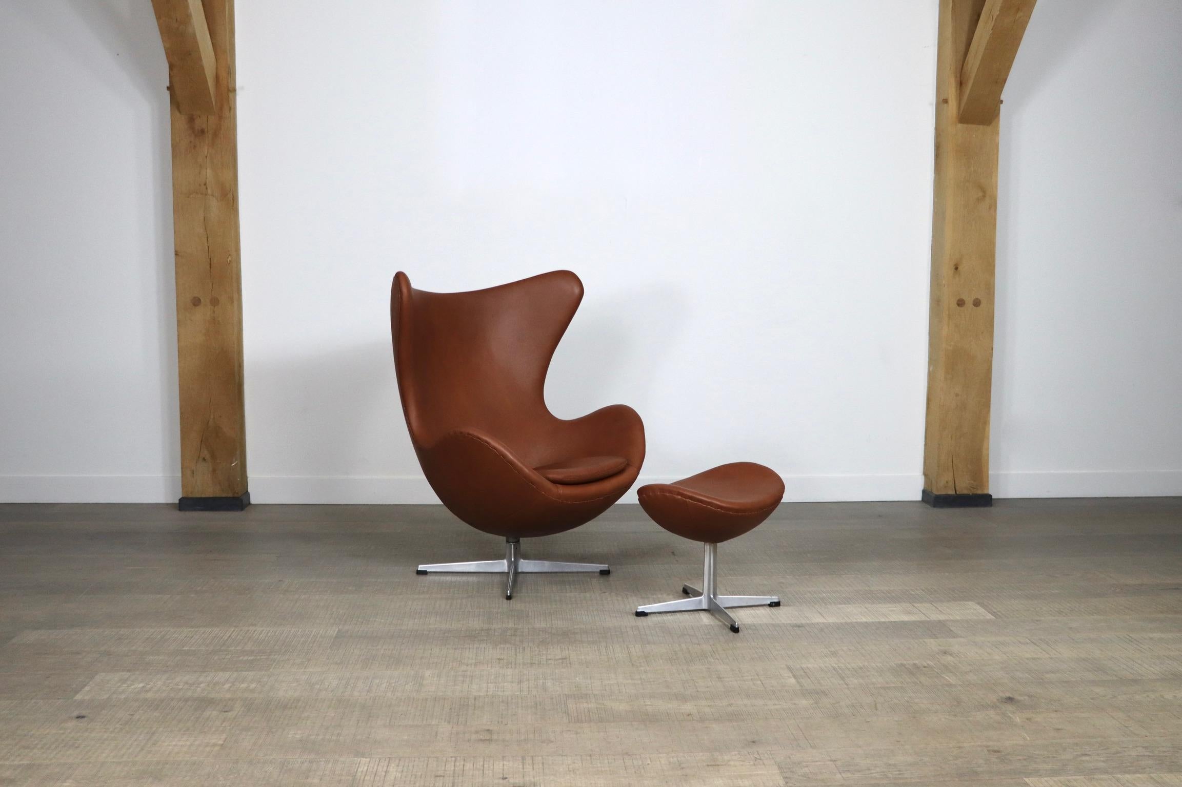 Egg chair with ottoman in brown leather by Arne Jacobsen for Fritz Hansen, 1960s 4