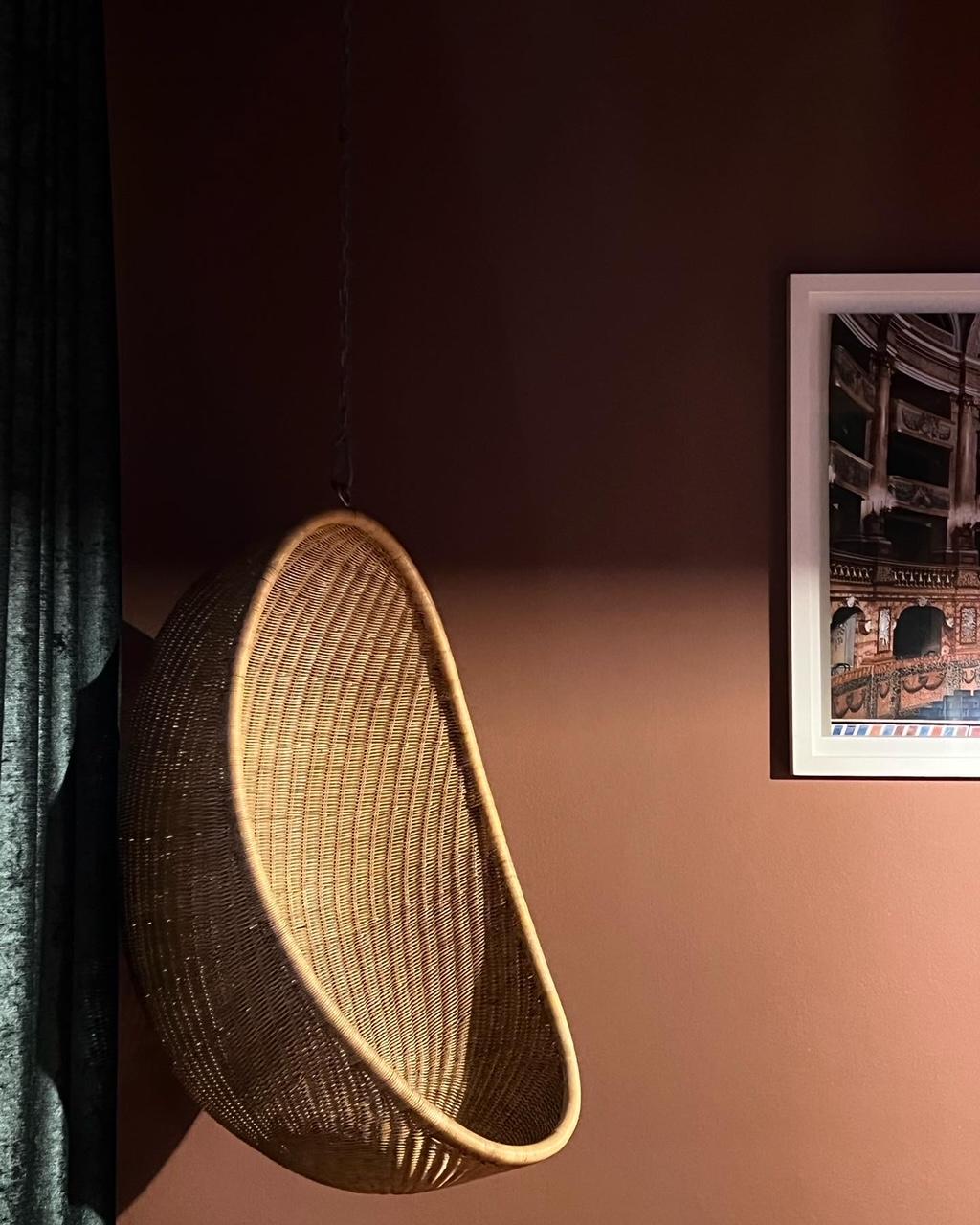 Sospesa da una catena al soffitto, questa sedia senza gravità suggeriva uno stile di vita liberato, privo di paure legate alla terra.

Autentica icona del design scandinavo, la sedia a uovo sospesa di Nanna Ditzel viene qui proposta nella sua