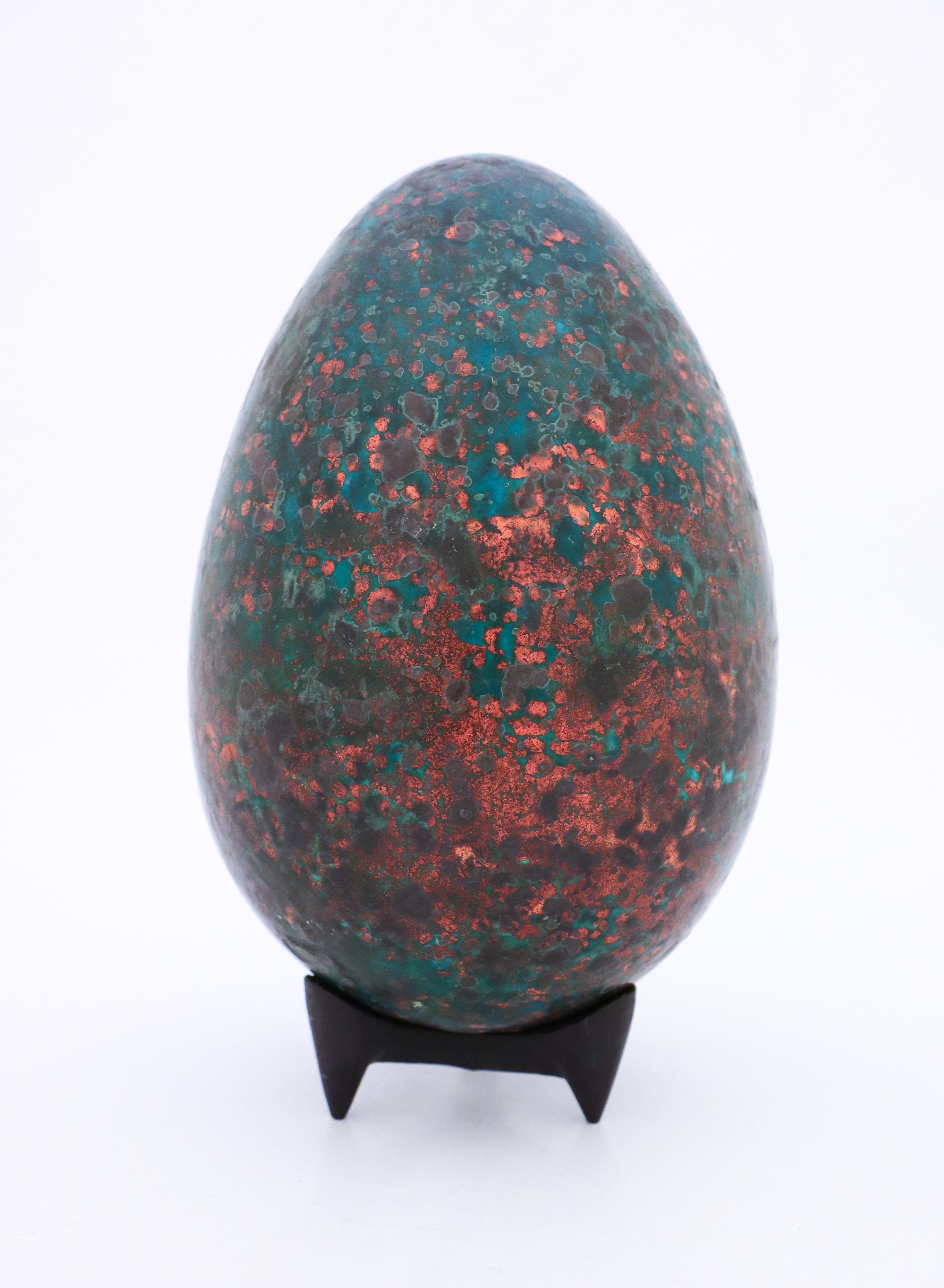 Egg designed by the Swedish ceramicist Hans Hedberg, who lived and worked in Biot, France. This egg is 30 cm (11,6