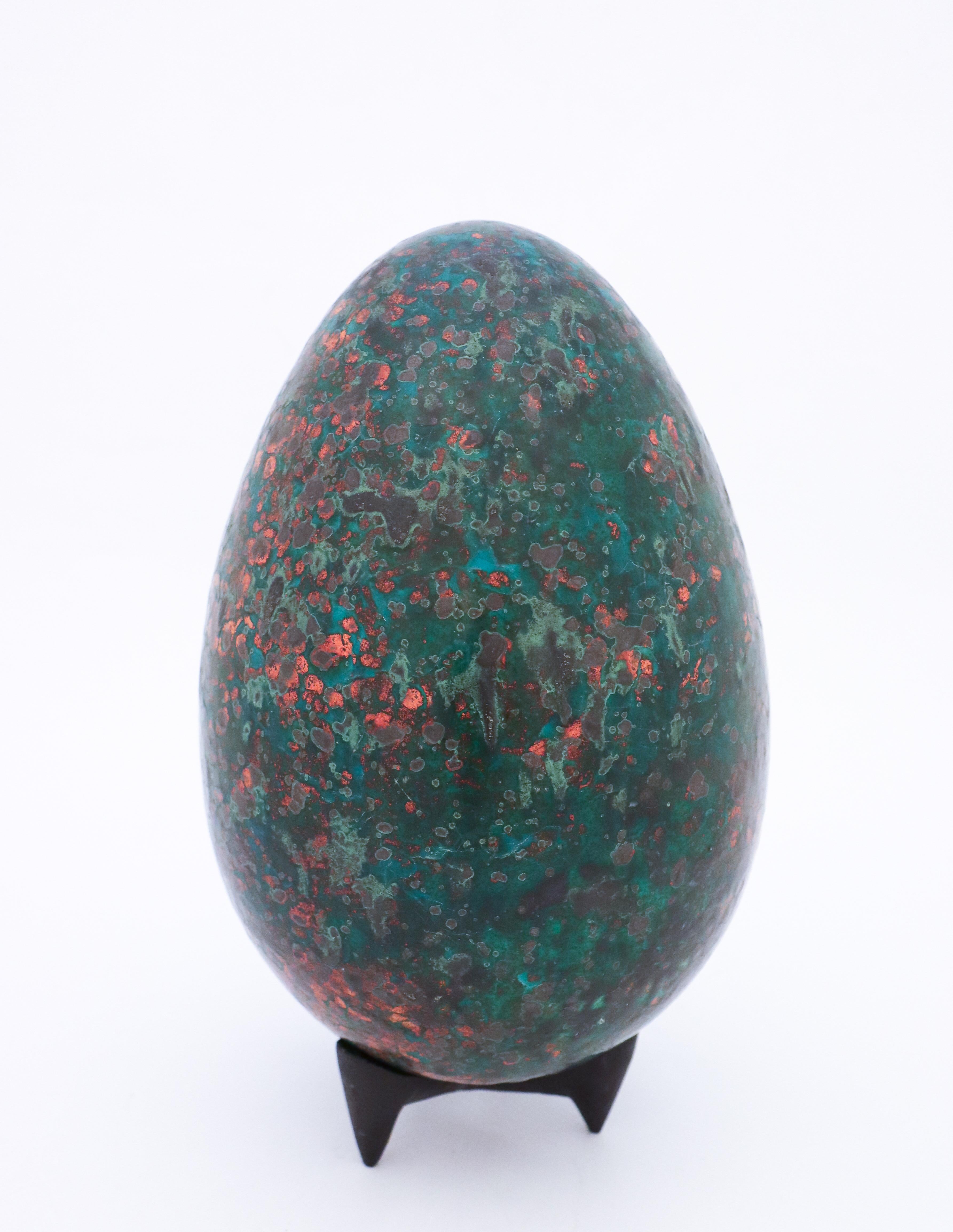 Vernissé Joli œuf dans une céramique à glaçure de couleur verte mouchetée de Hans Hedberg, Biot, France en vente