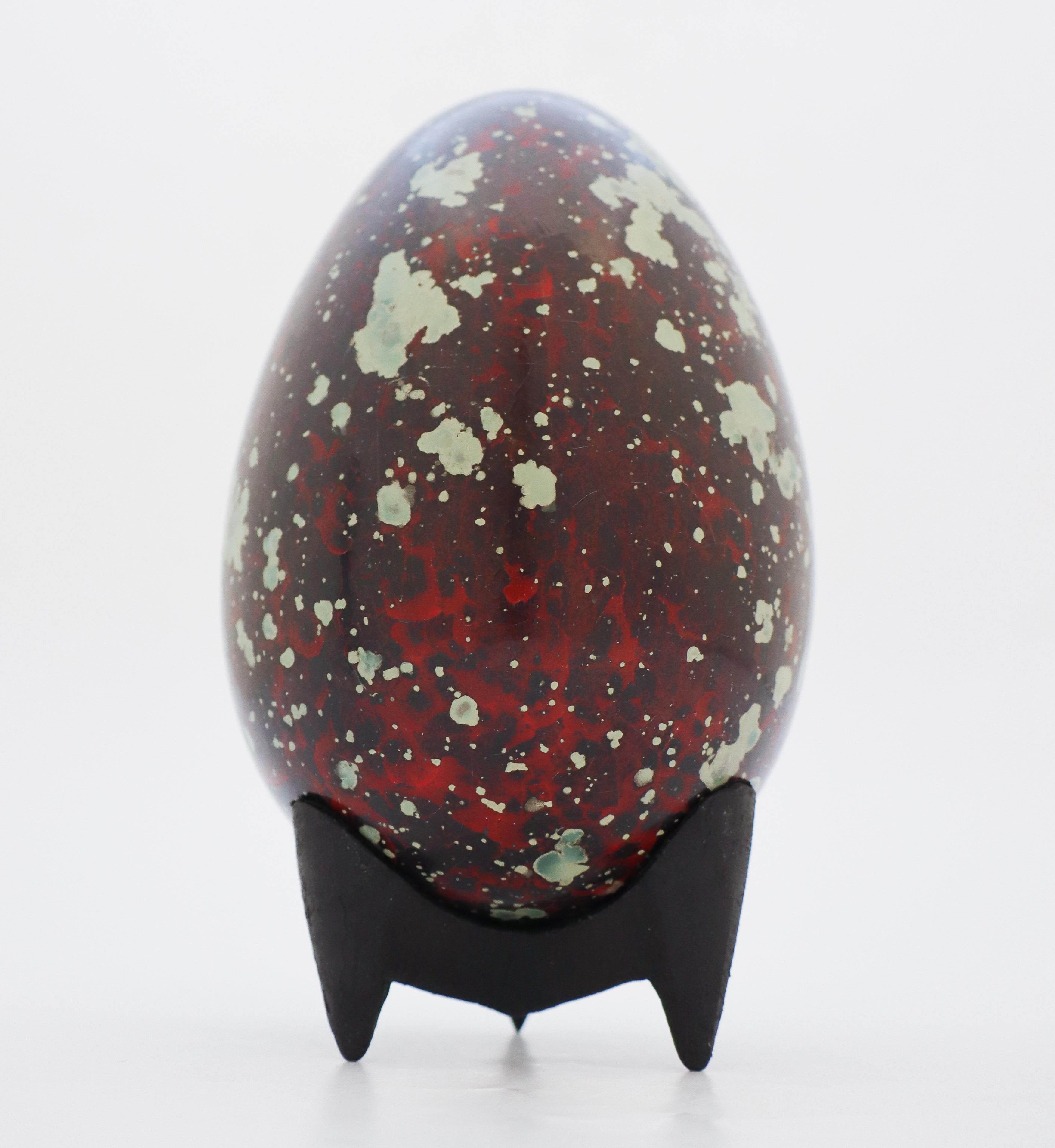Egg designed by the Swedish ceramicist Hans Hedberg, who lived and worked in Biot, France. This egg is 20,5 cm (8,2