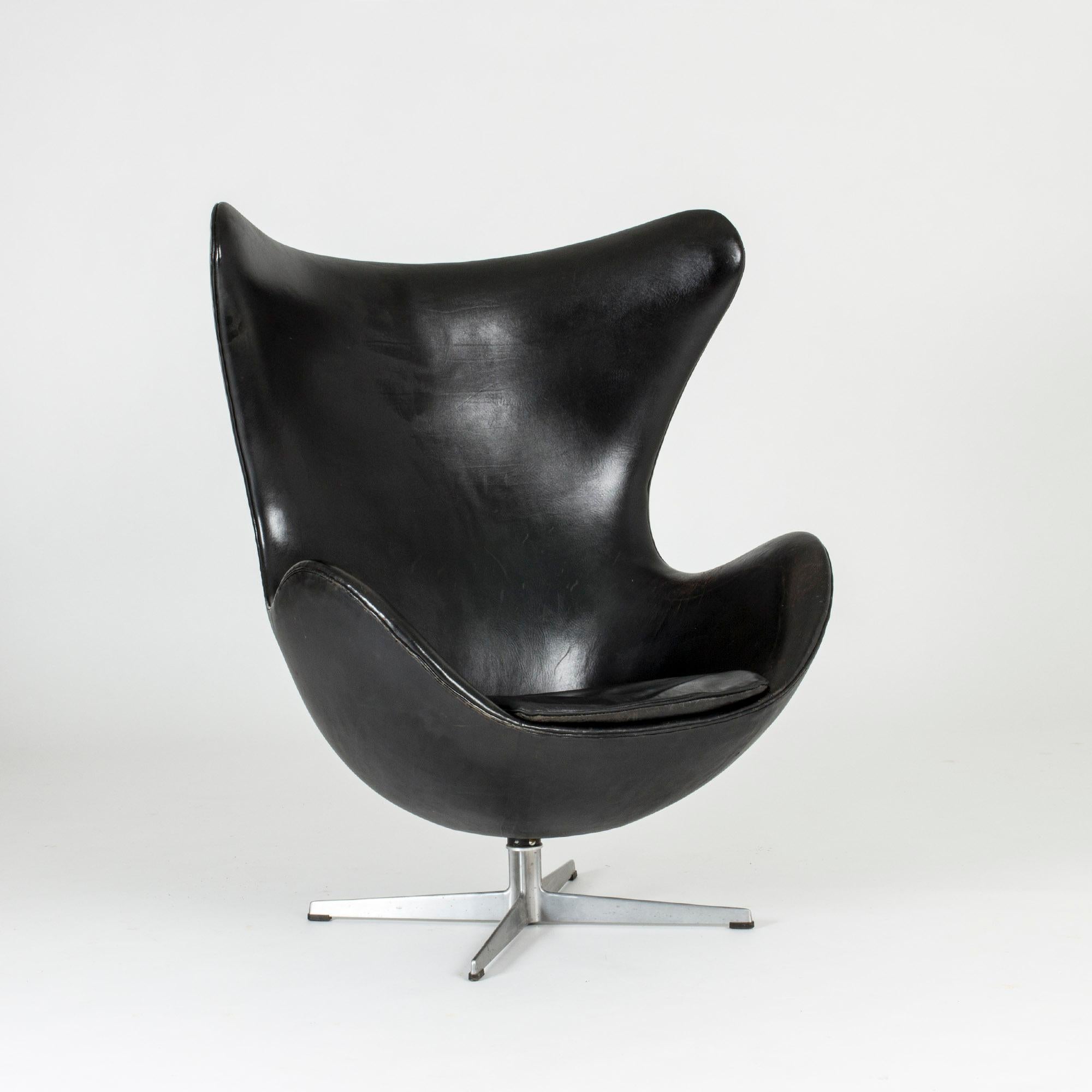 Iconic “Egg” lounge chair by Arne Jacobsen, upholstered with black leather in very good condition. This design was originally made for the SAS Radisson Hotel in Copenhagen in 1958.