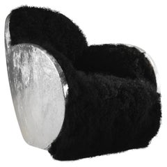 Poltrona girevole Egg Lush in argento e pelliccia nera